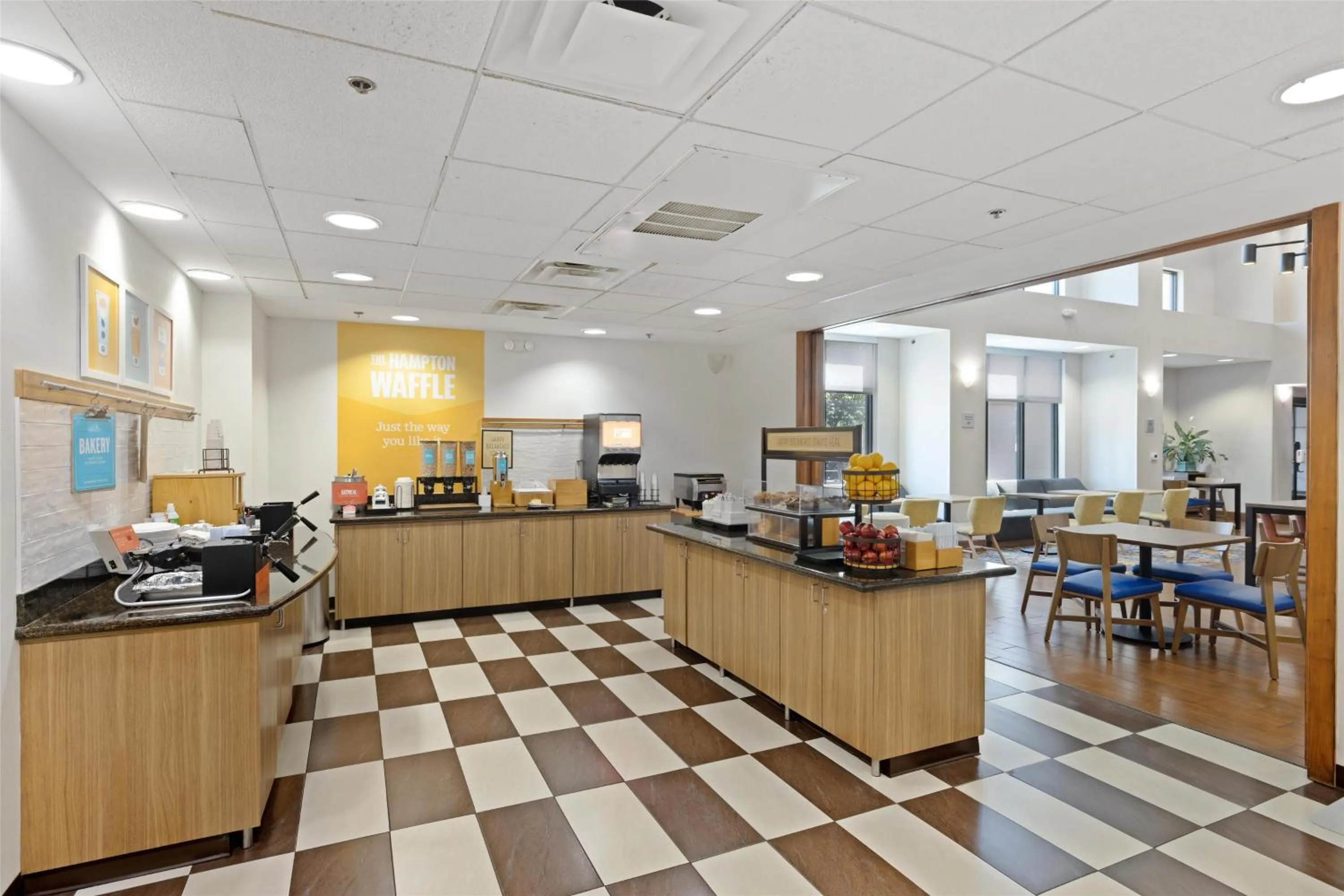 Breakfast in Hampton Inn & Suites Madera