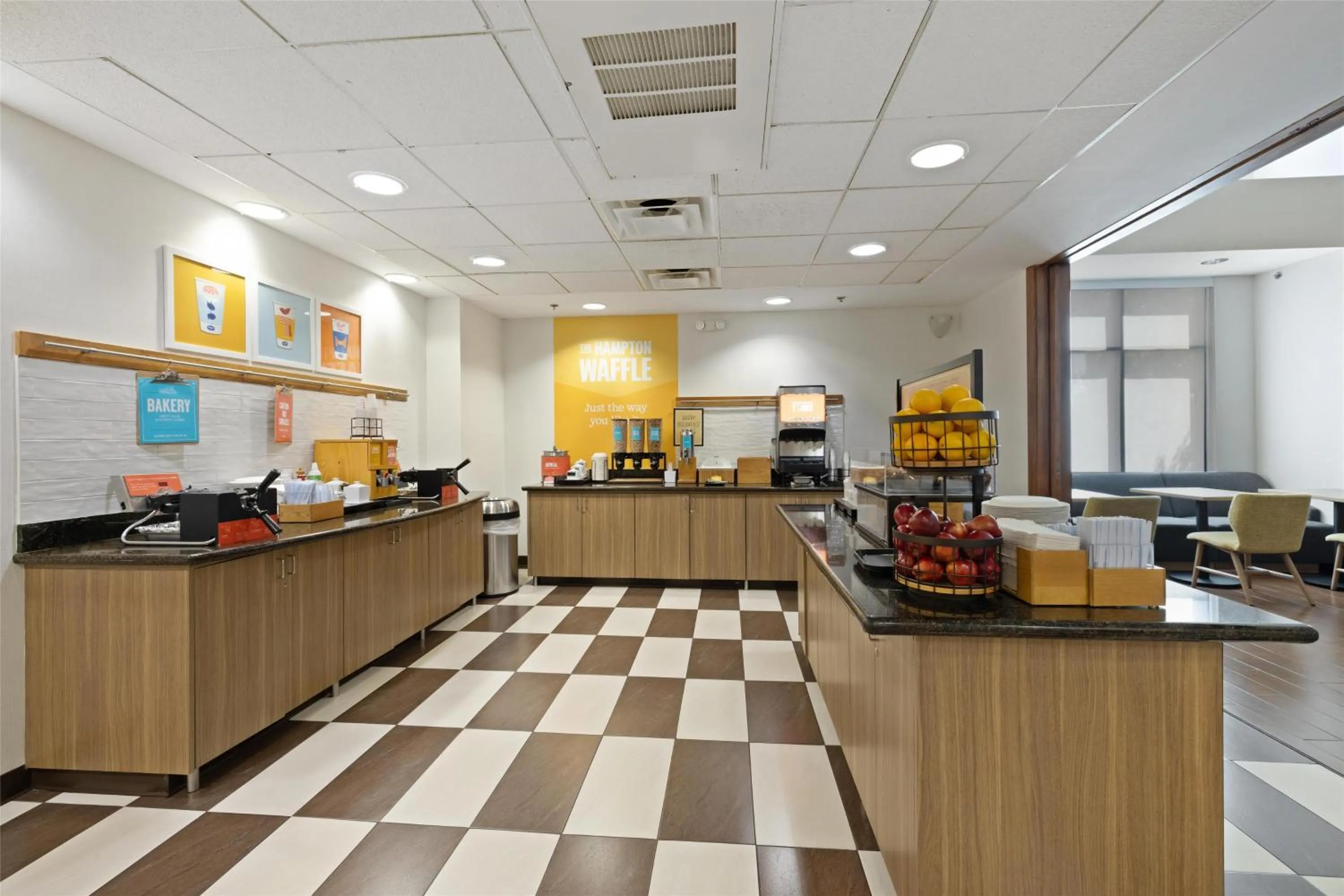 Breakfast in Hampton Inn & Suites Madera