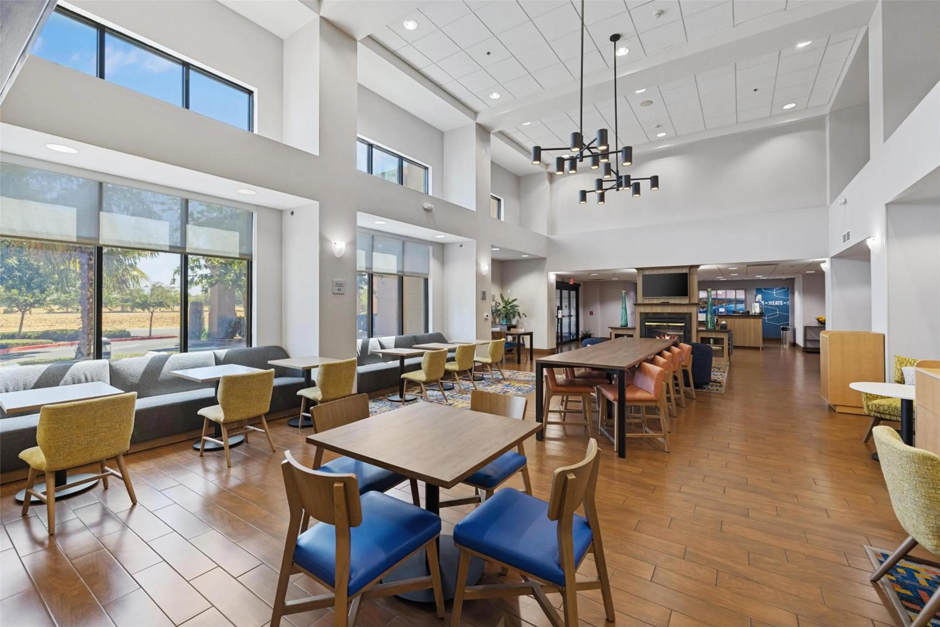 Breakfast in Hampton Inn & Suites Madera