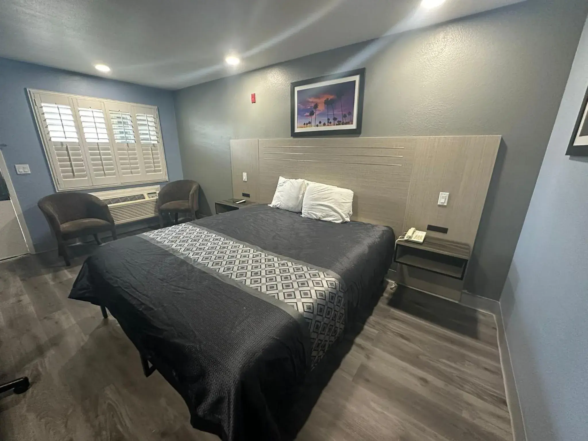 Bed in Orange Tustin Inn in Orange Bed in Orange Tustin Inn in Orange