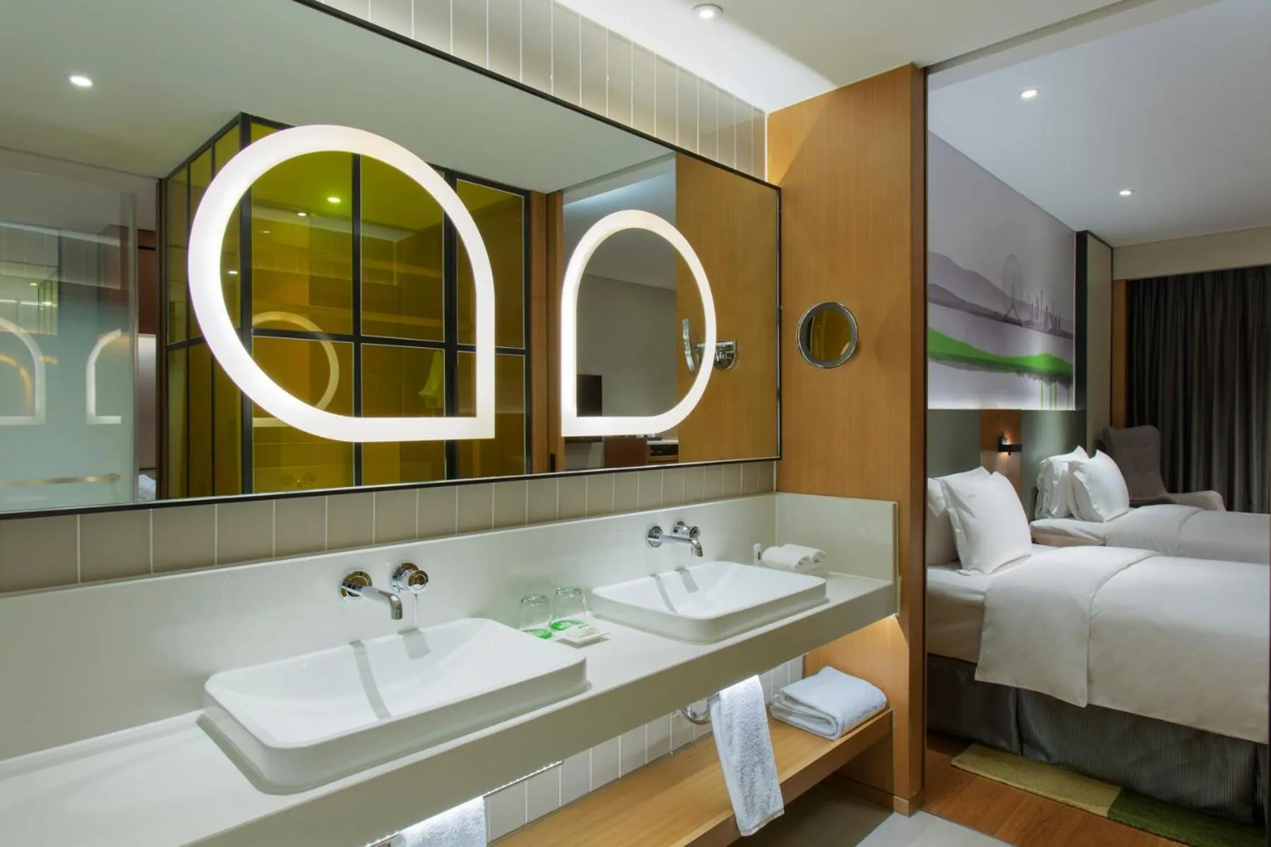 Bathroom, Bed in Holiday Inn & Suites Tianjin Downtown, an IHG Hotel