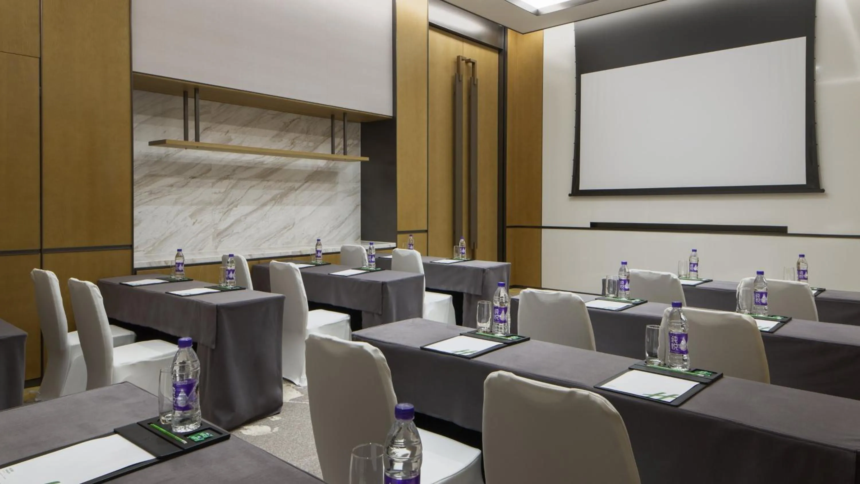Meeting/conference room in Holiday Inn & Suites Tianjin Downtown, an IHG Hotel