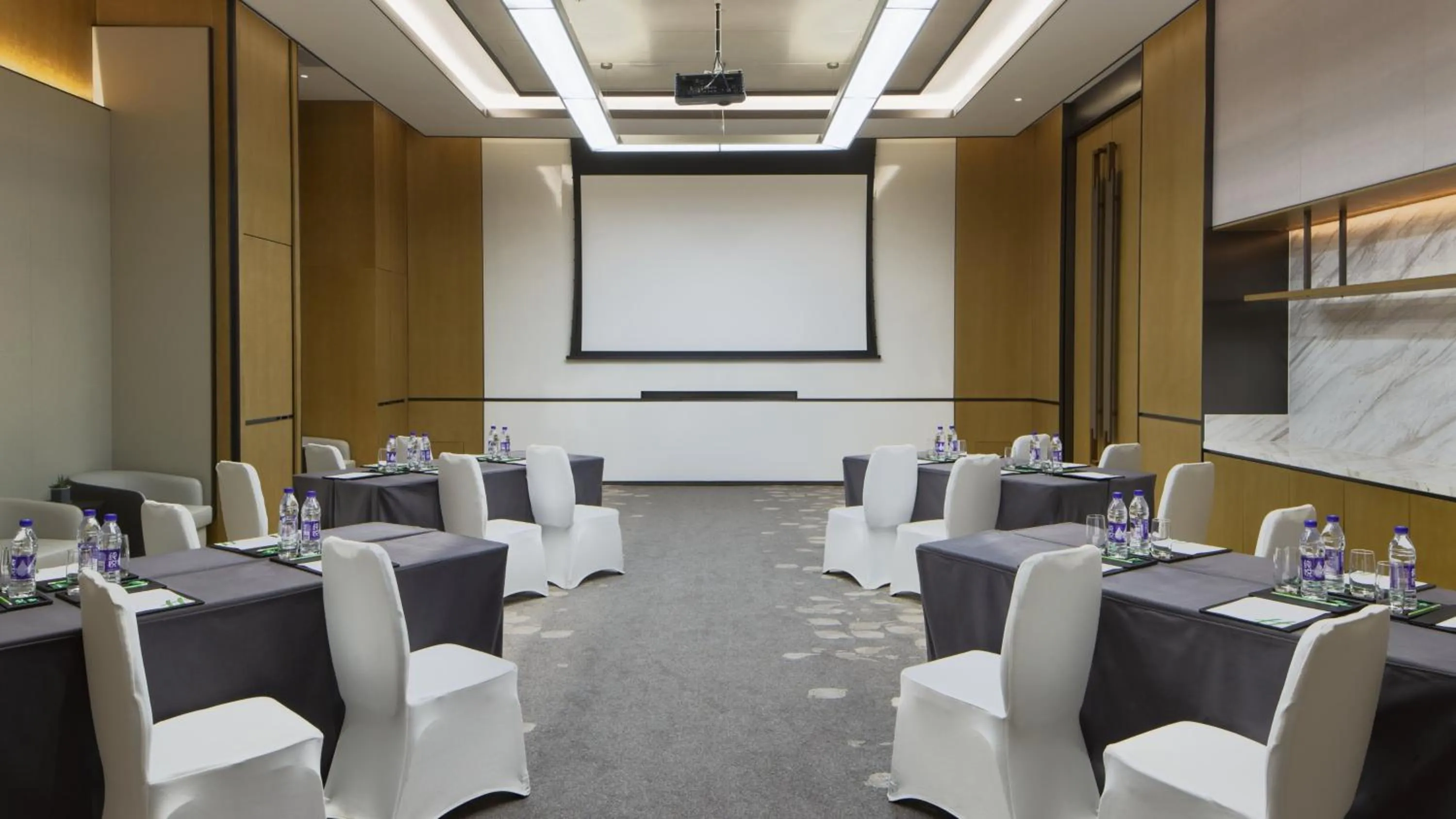 Meeting/conference room in Holiday Inn & Suites Tianjin Downtown, an IHG Hotel
