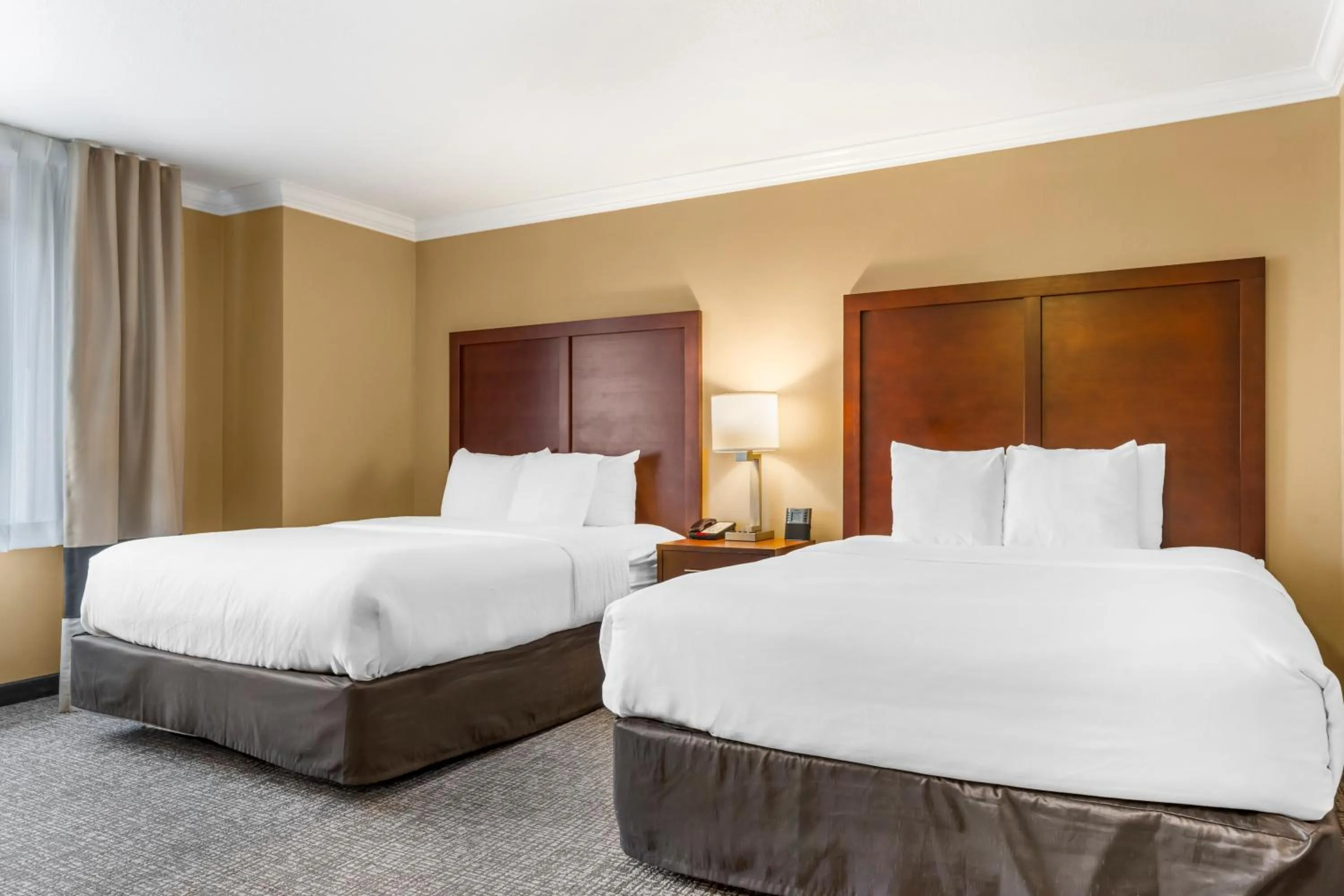 Bed in Comfort Inn & Suites Redwood Country