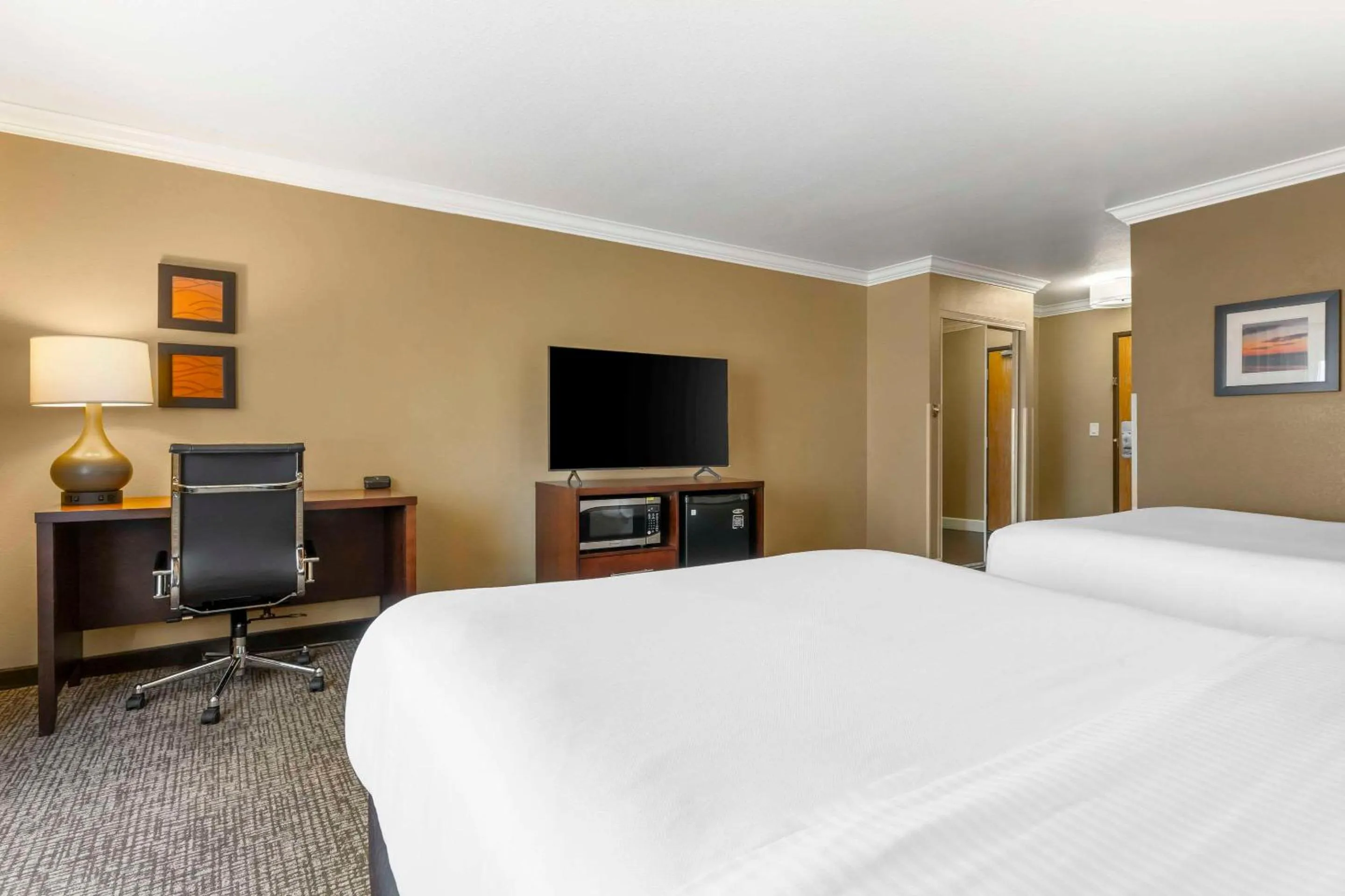 Bedroom, Bed in Comfort Inn & Suites Redwood Country