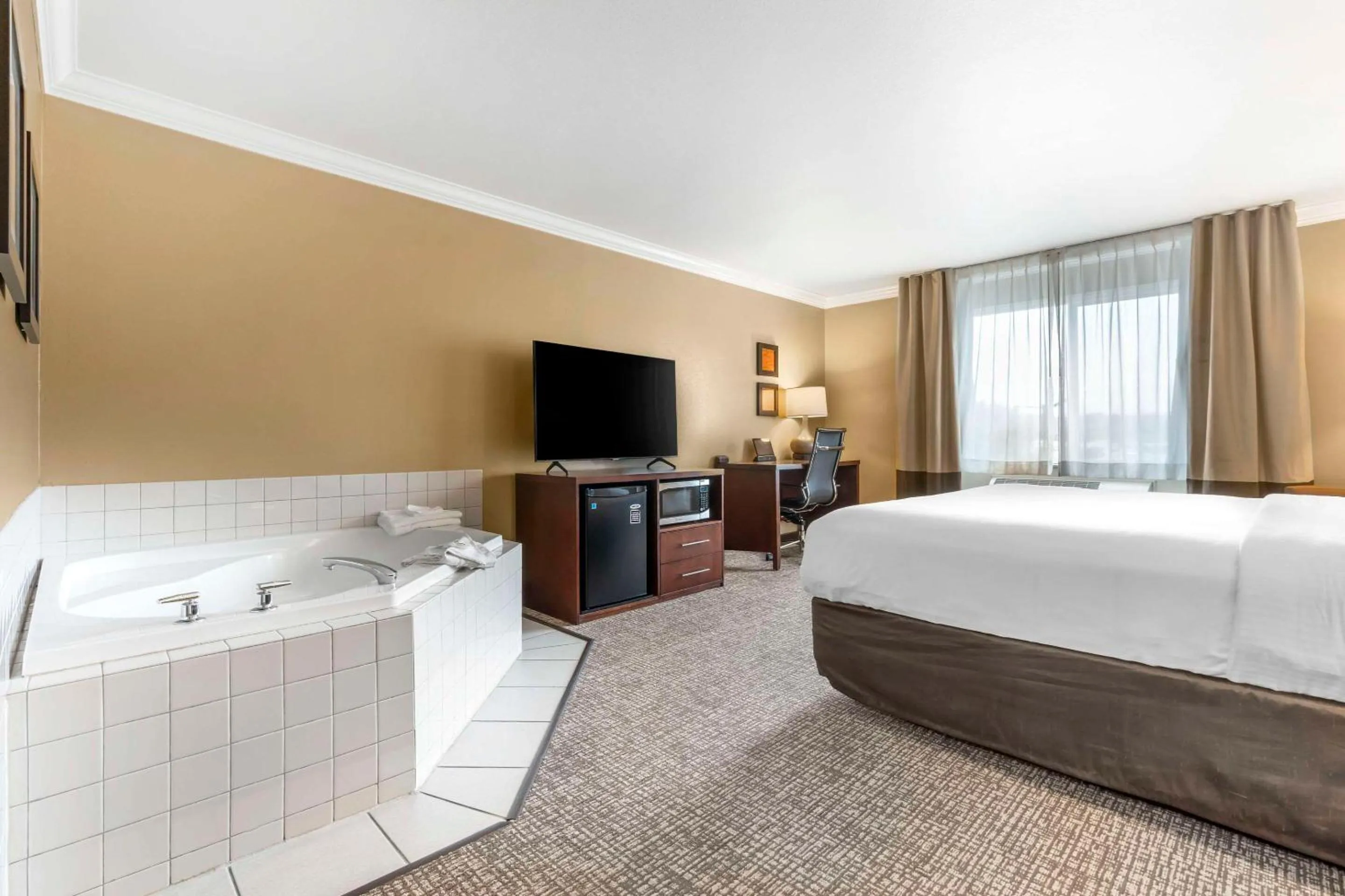 Bedroom, Bed in Comfort Inn & Suites Redwood Country