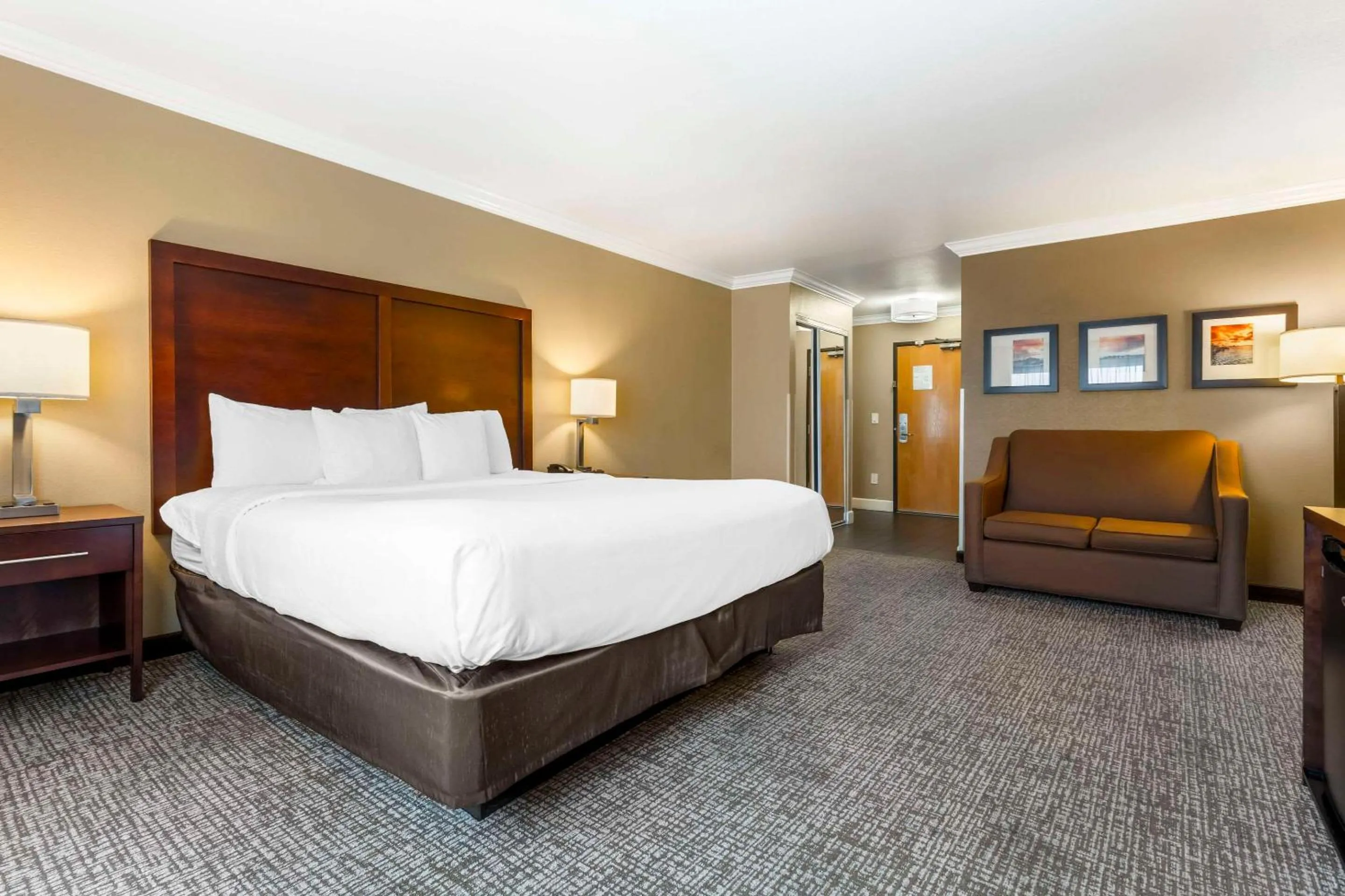 Bedroom, Bed in Comfort Inn & Suites Redwood Country