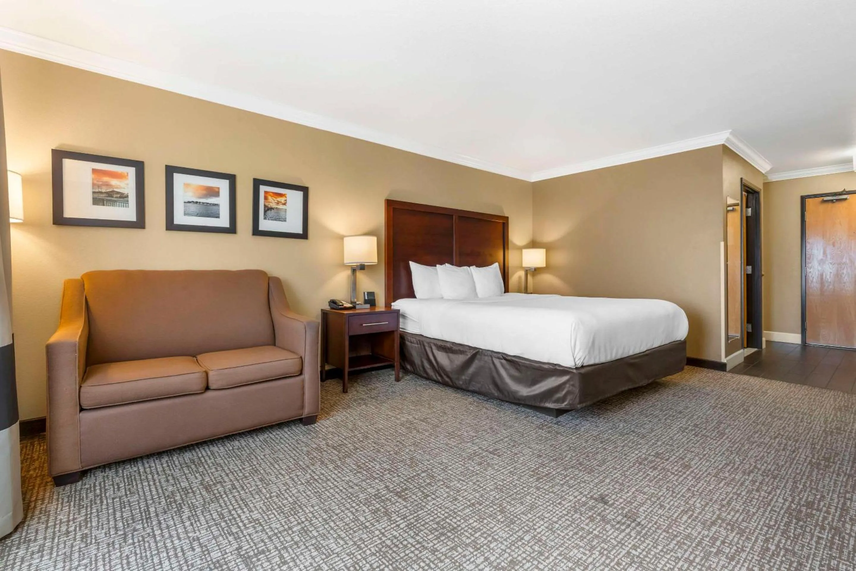 Bedroom, Bed in Comfort Inn & Suites Redwood Country