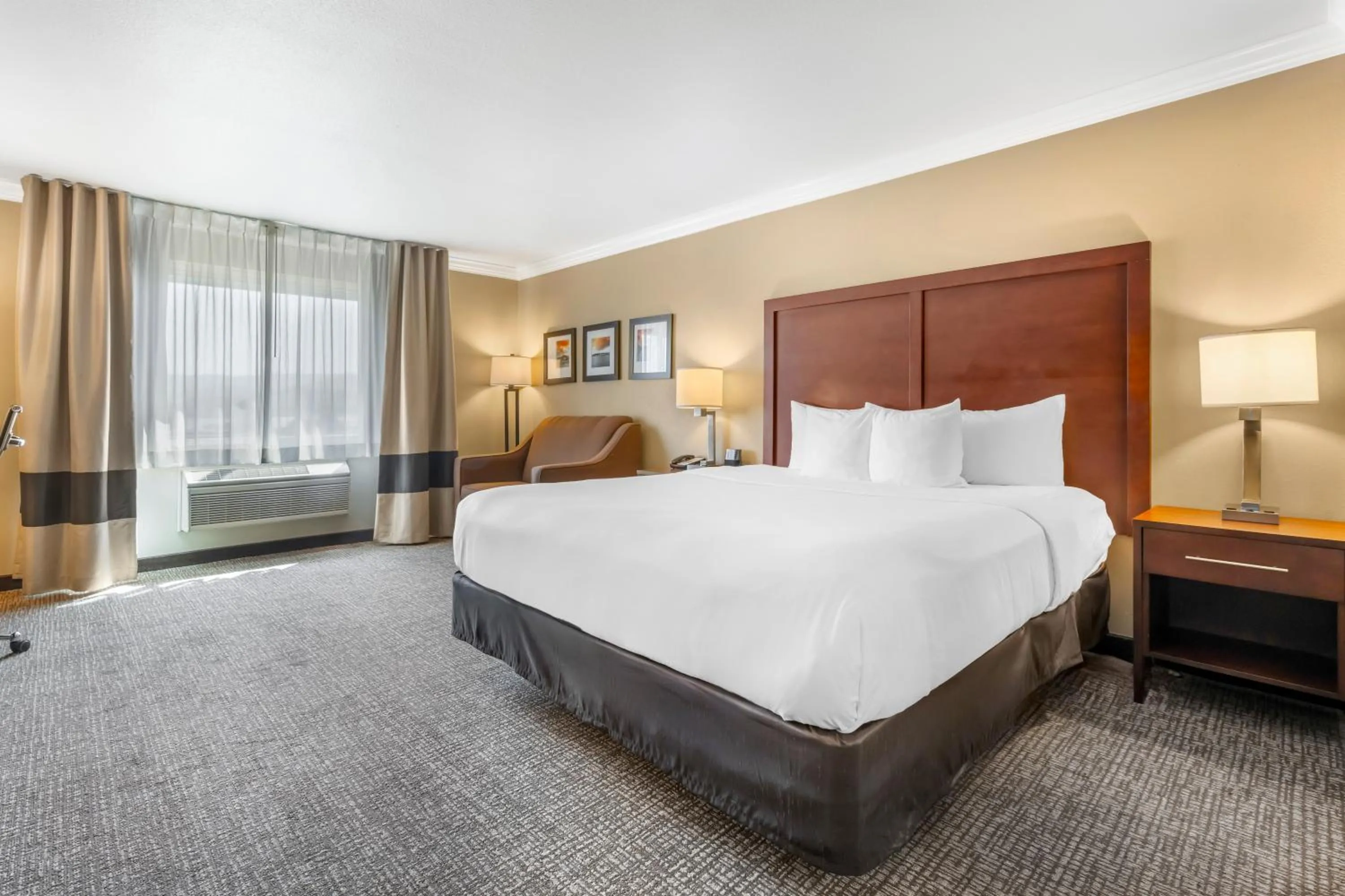 Bed in Comfort Inn & Suites Redwood Country