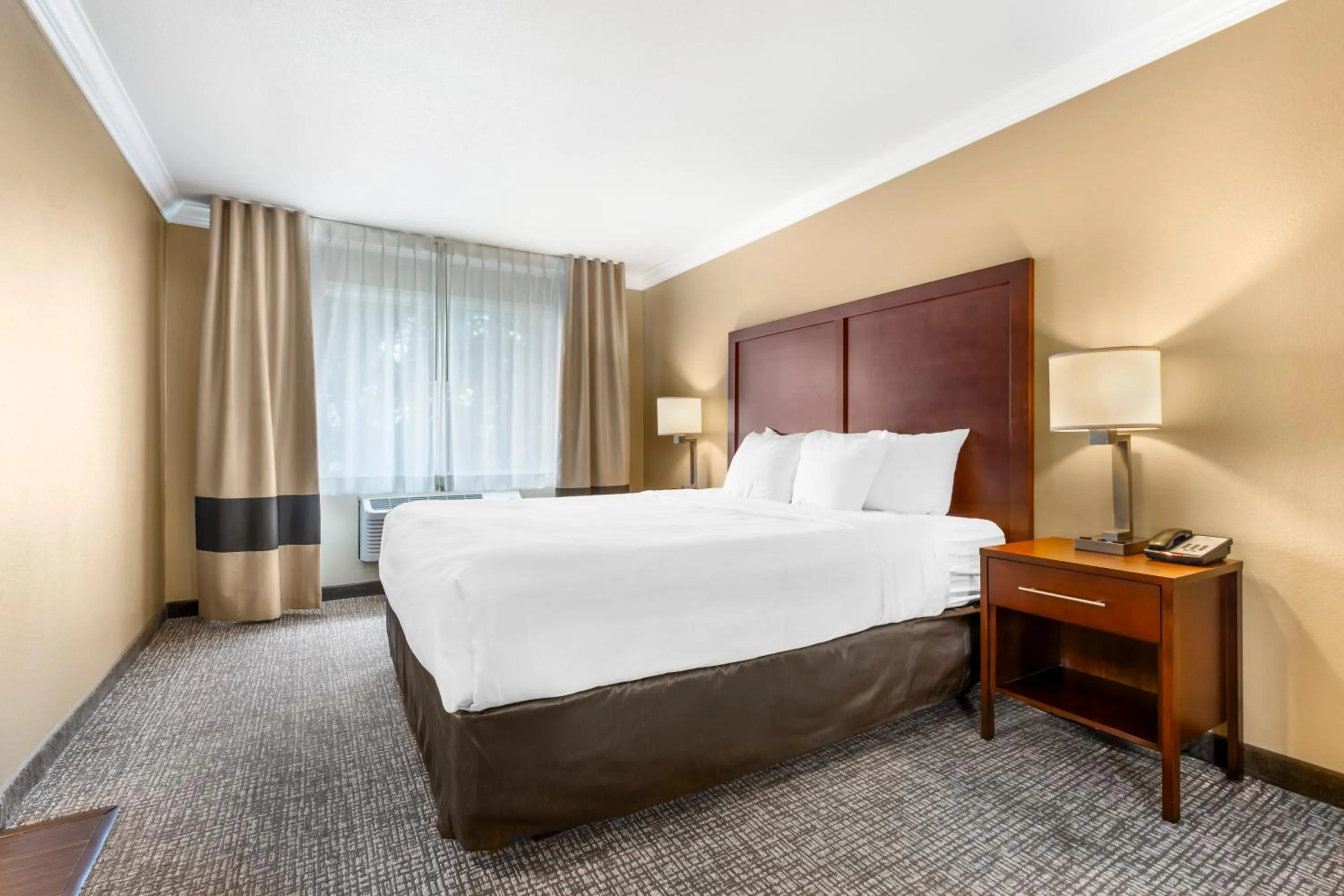 Bed in Comfort Inn & Suites Redwood Country