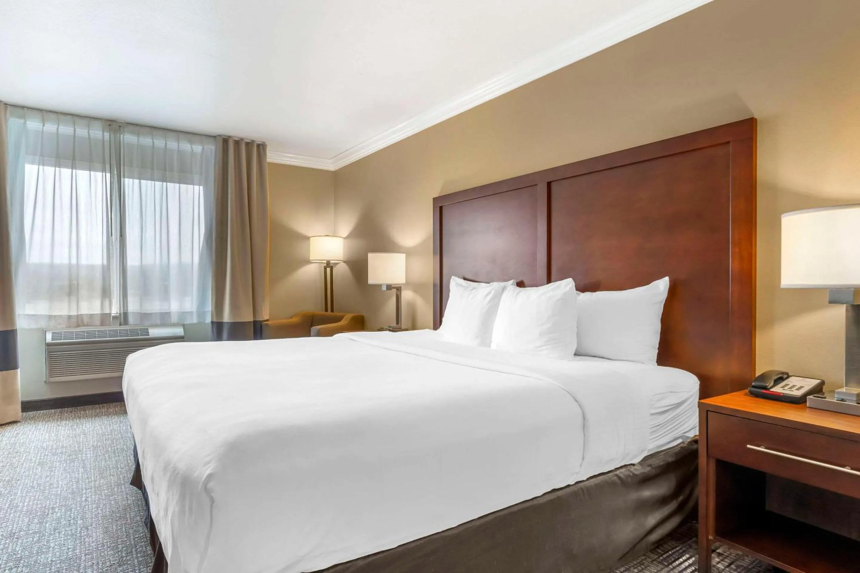 Bedroom, Bed in Comfort Inn & Suites Redwood Country