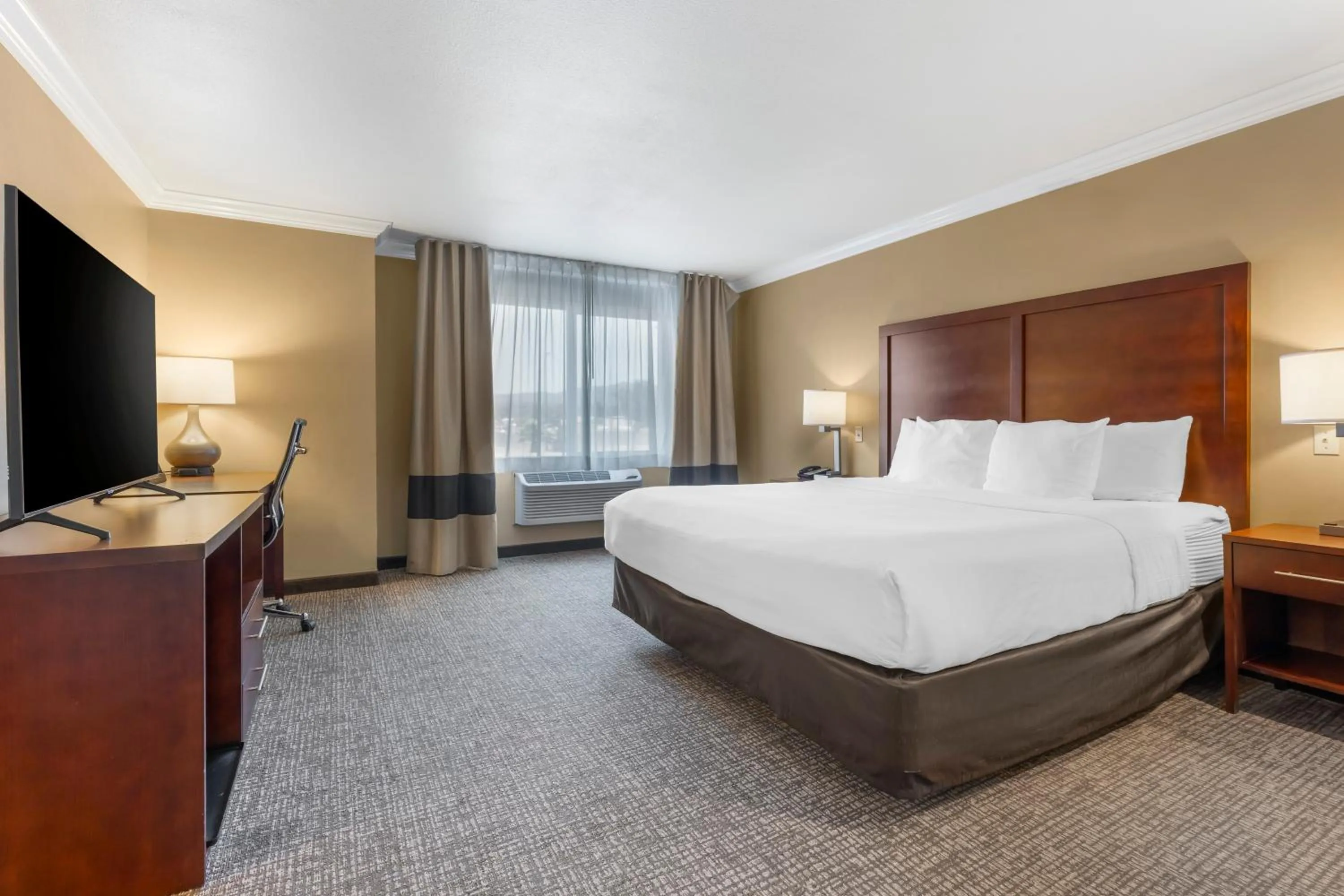 Bed in Comfort Inn & Suites Redwood Country