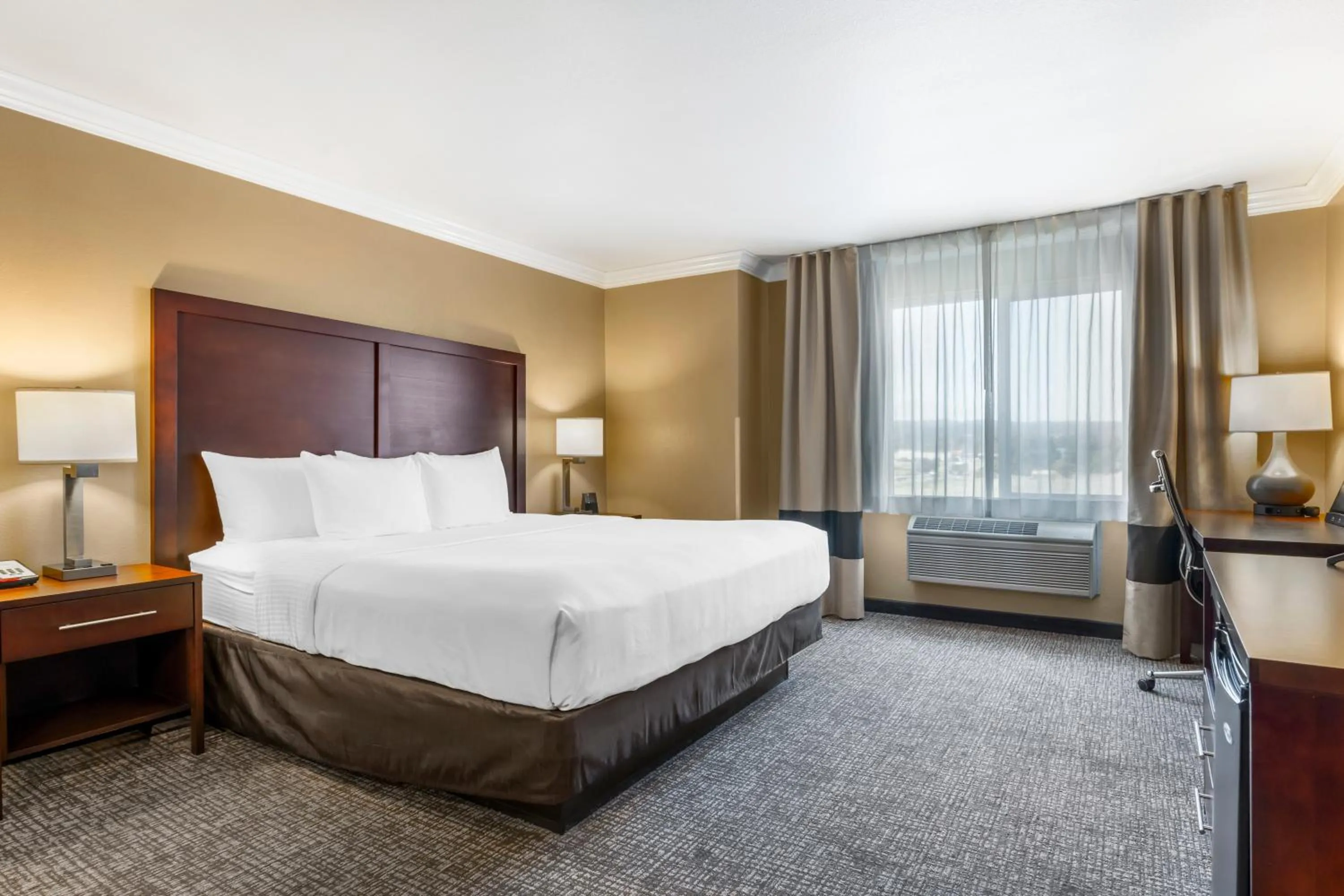 Bed in Comfort Inn & Suites Redwood Country