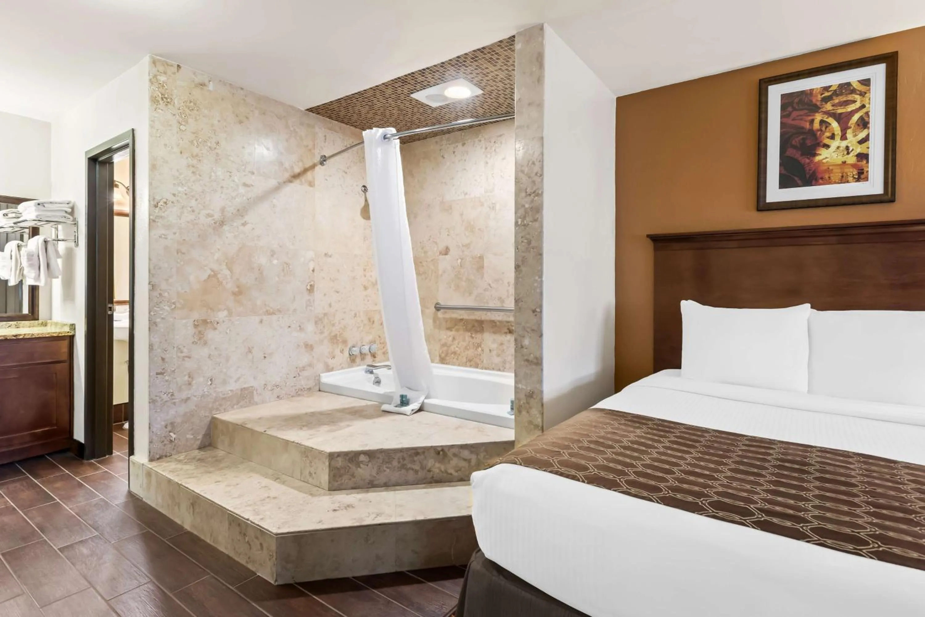 Photo of the whole room, Bed in Best Western Tower West Lodge