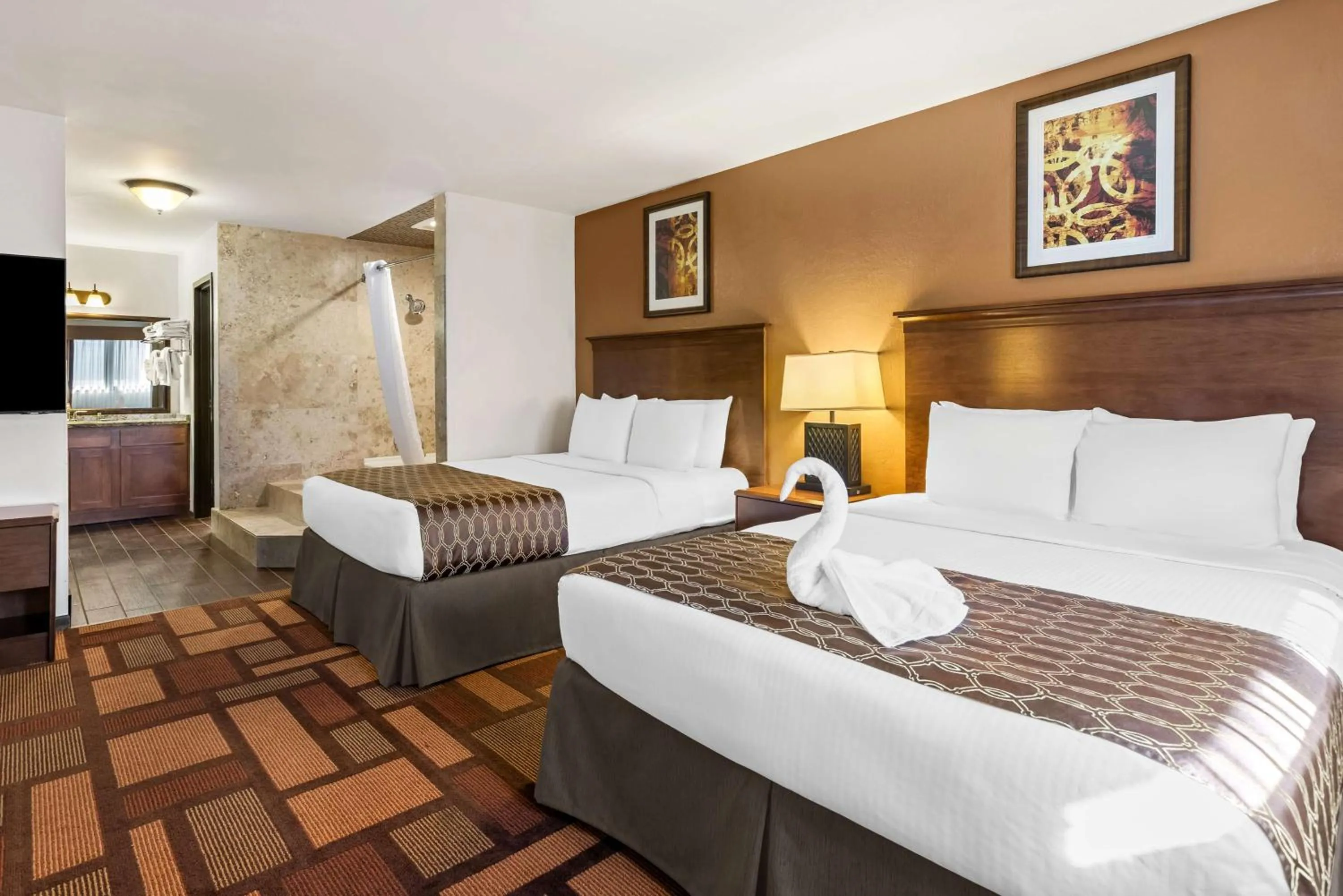 Photo of the whole room, Bed in Best Western Tower West Lodge