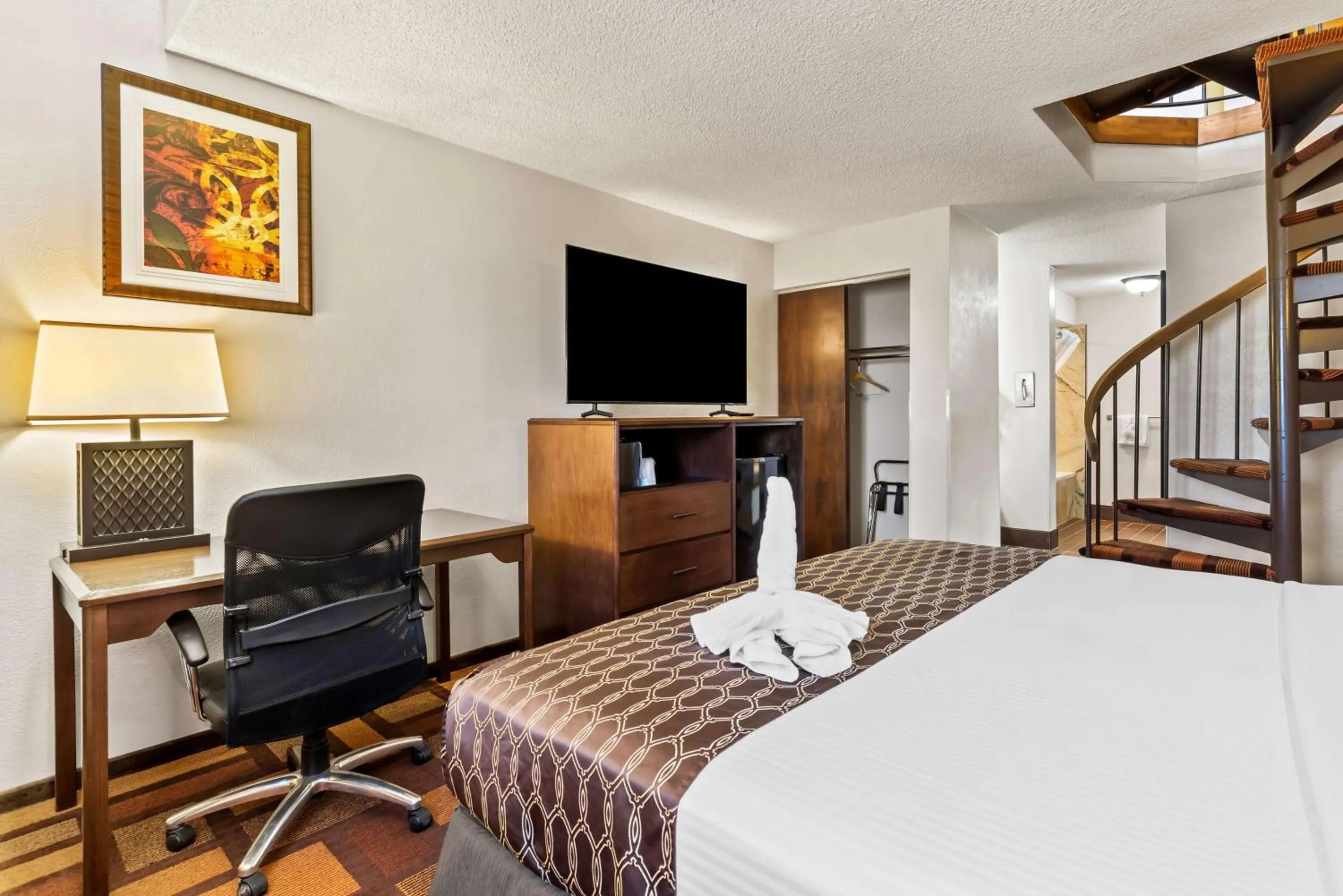 Photo of the whole room, Bed in Best Western Tower West Lodge