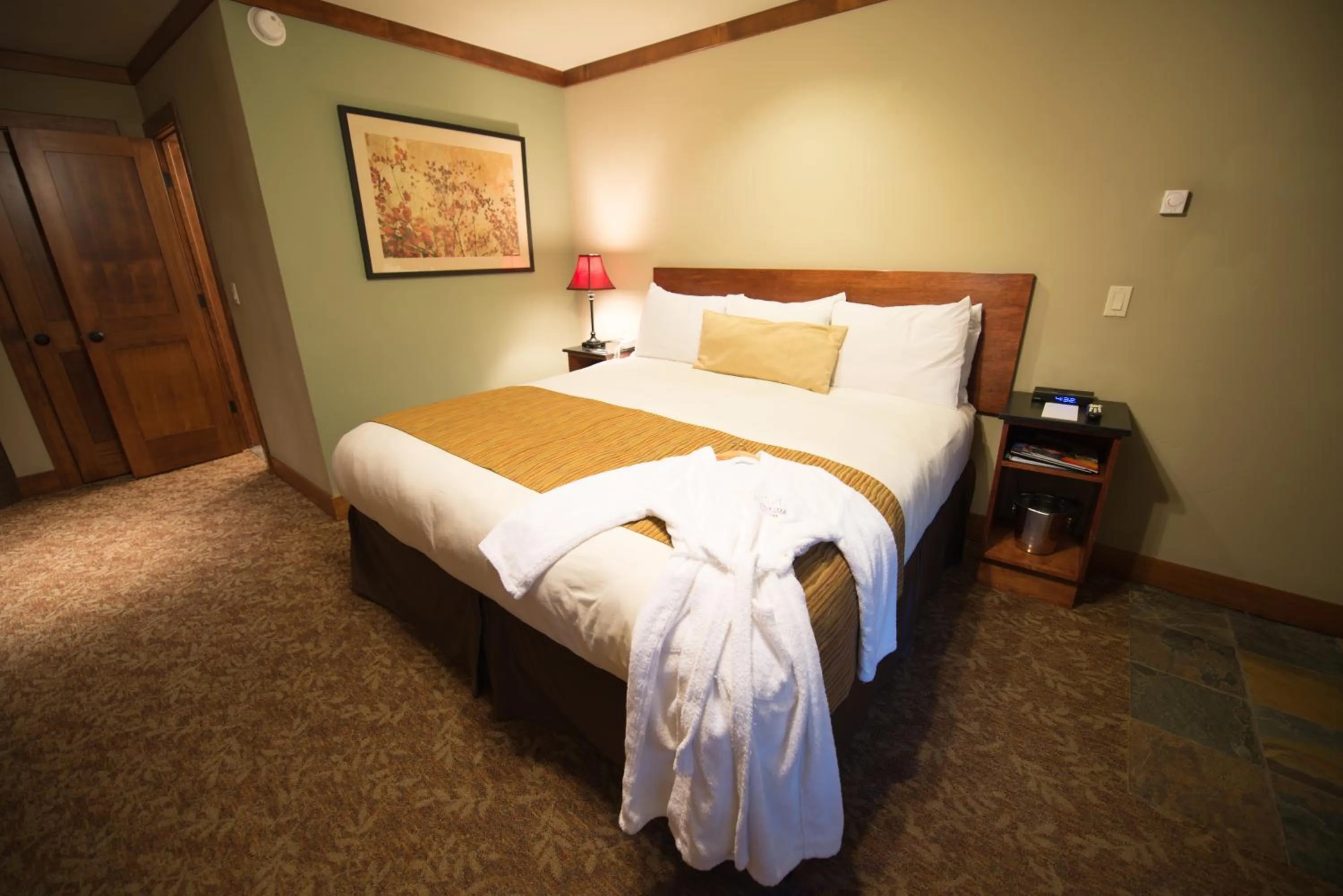 Bed in Avalon Lodge South Lake Tahoe