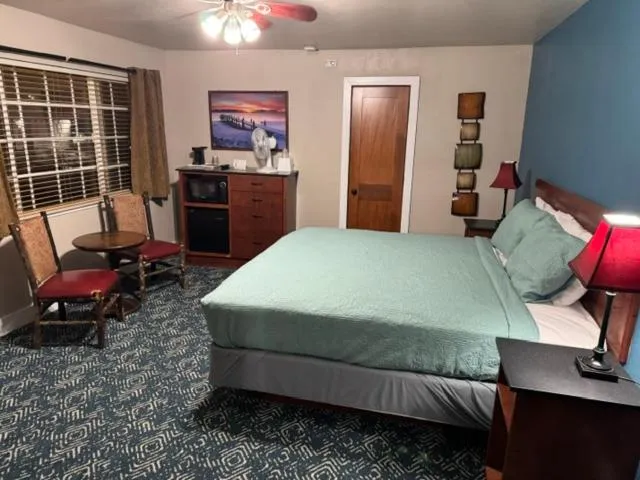 Bed in Avalon Lodge South Lake Tahoe