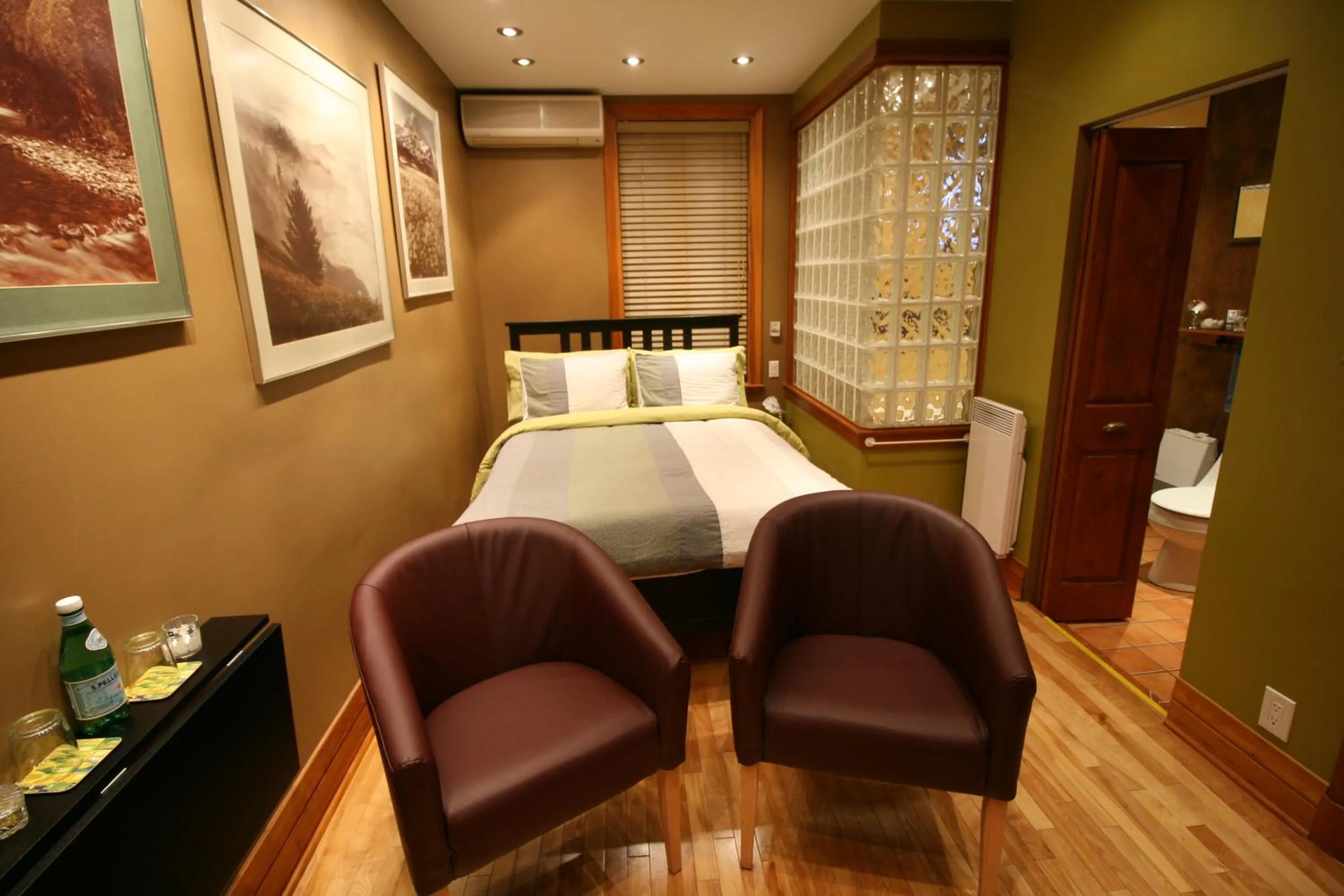 Photo of the whole room, Bed in A La Carte Bed & Breakfast