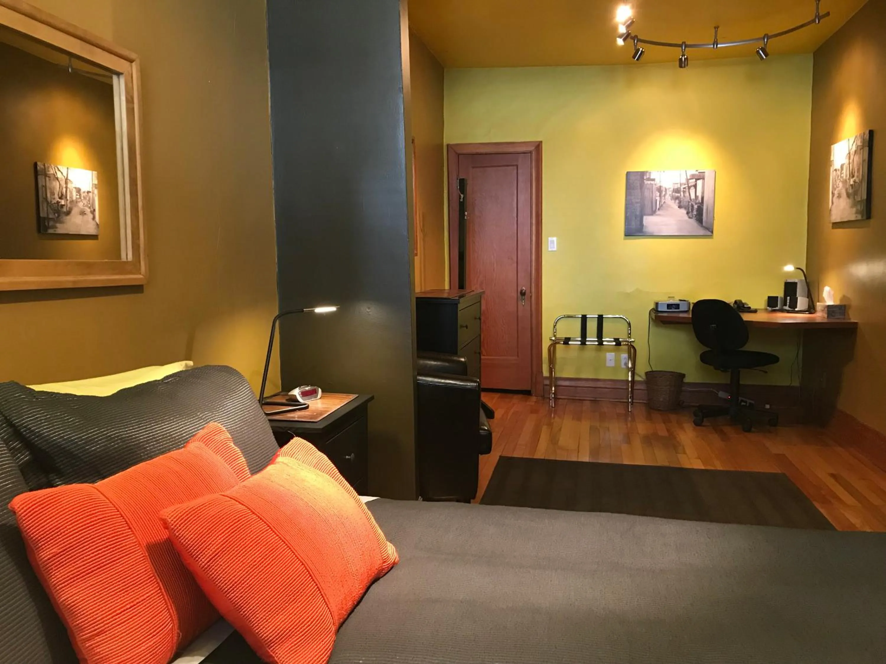 Photo of the whole room in A La Carte Bed & Breakfast