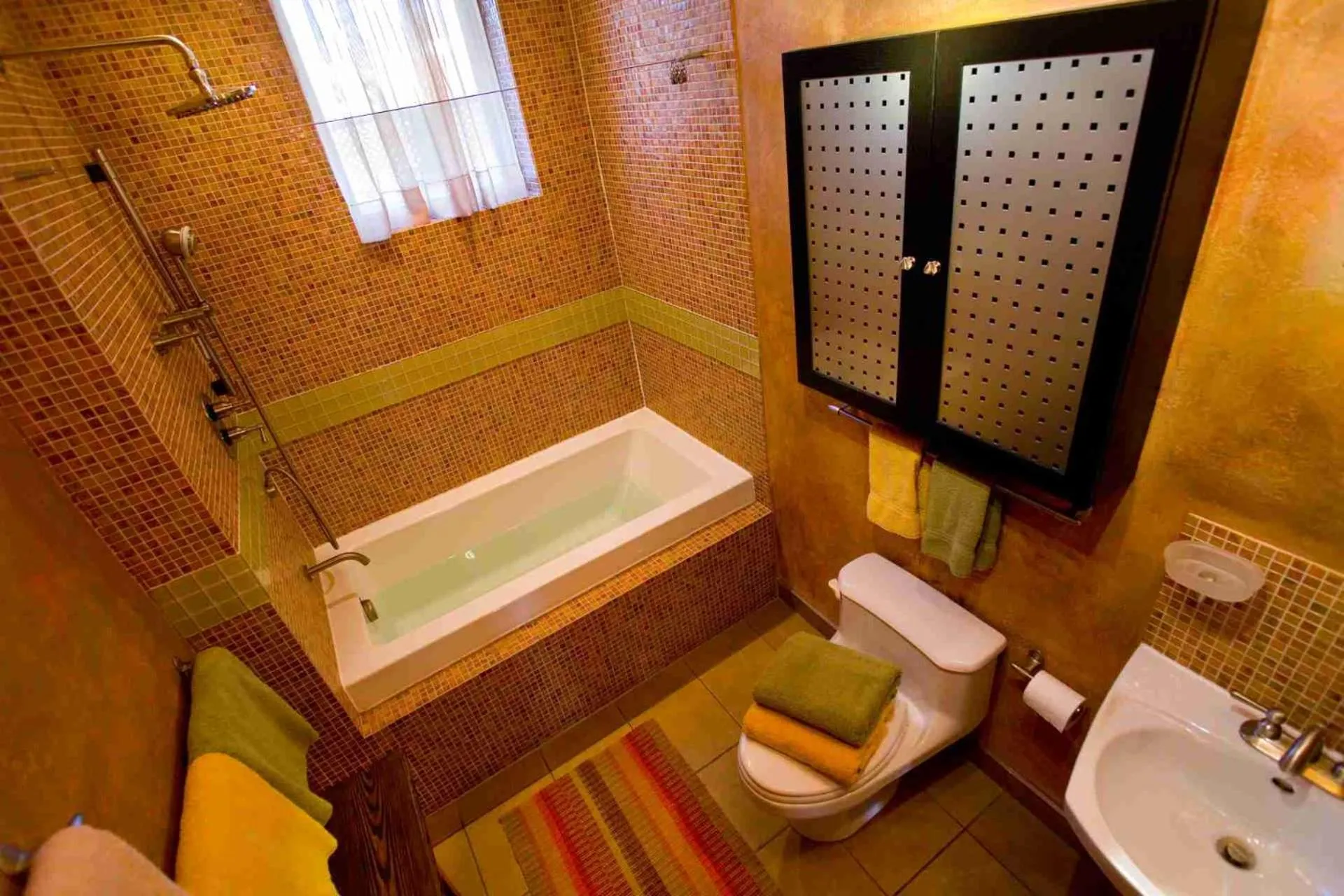 Bathroom in A La Carte Bed & Breakfast