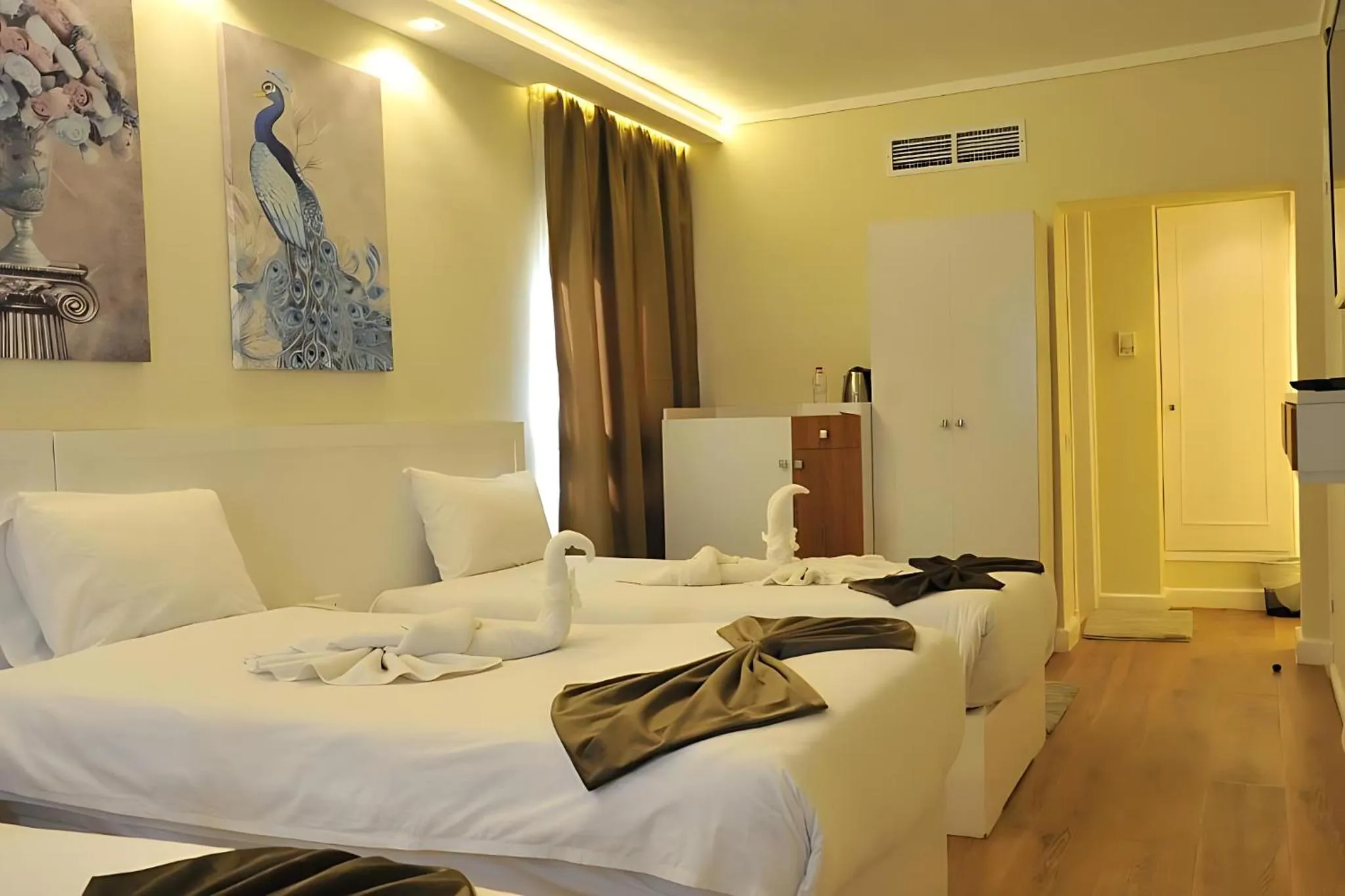 Photo of the whole room, Bed in Salma Hotel Cairo