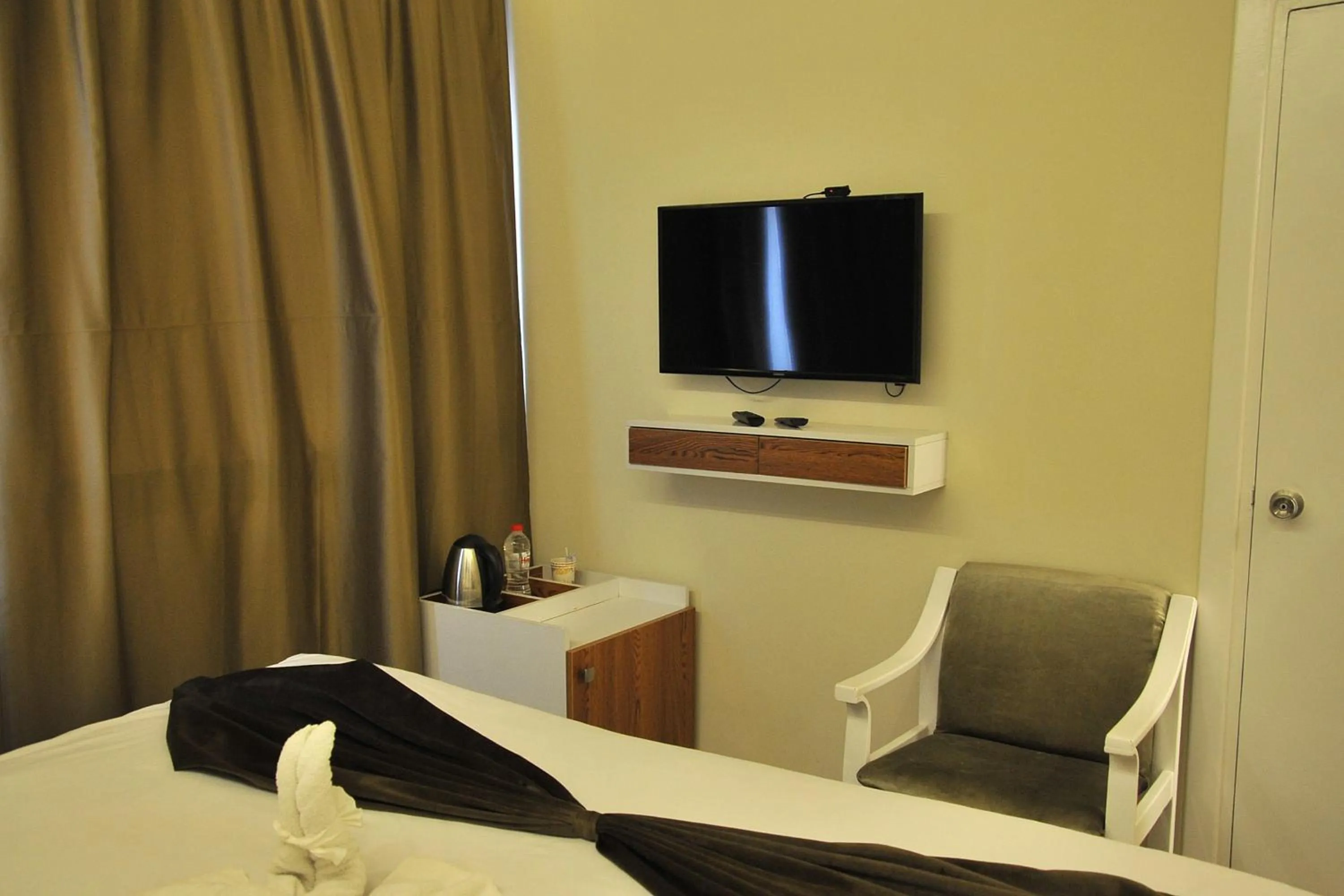 minibar, Bed in Salma Hotel Cairo