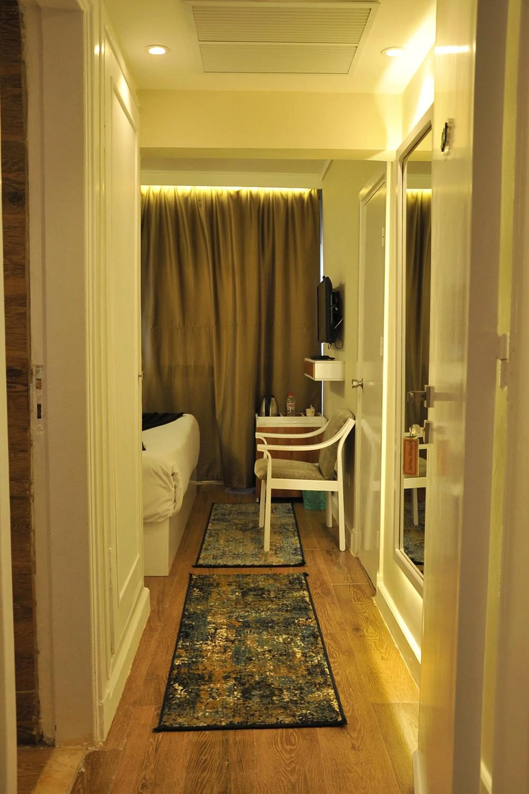 Facade/entrance, Bed in Salma Hotel Cairo