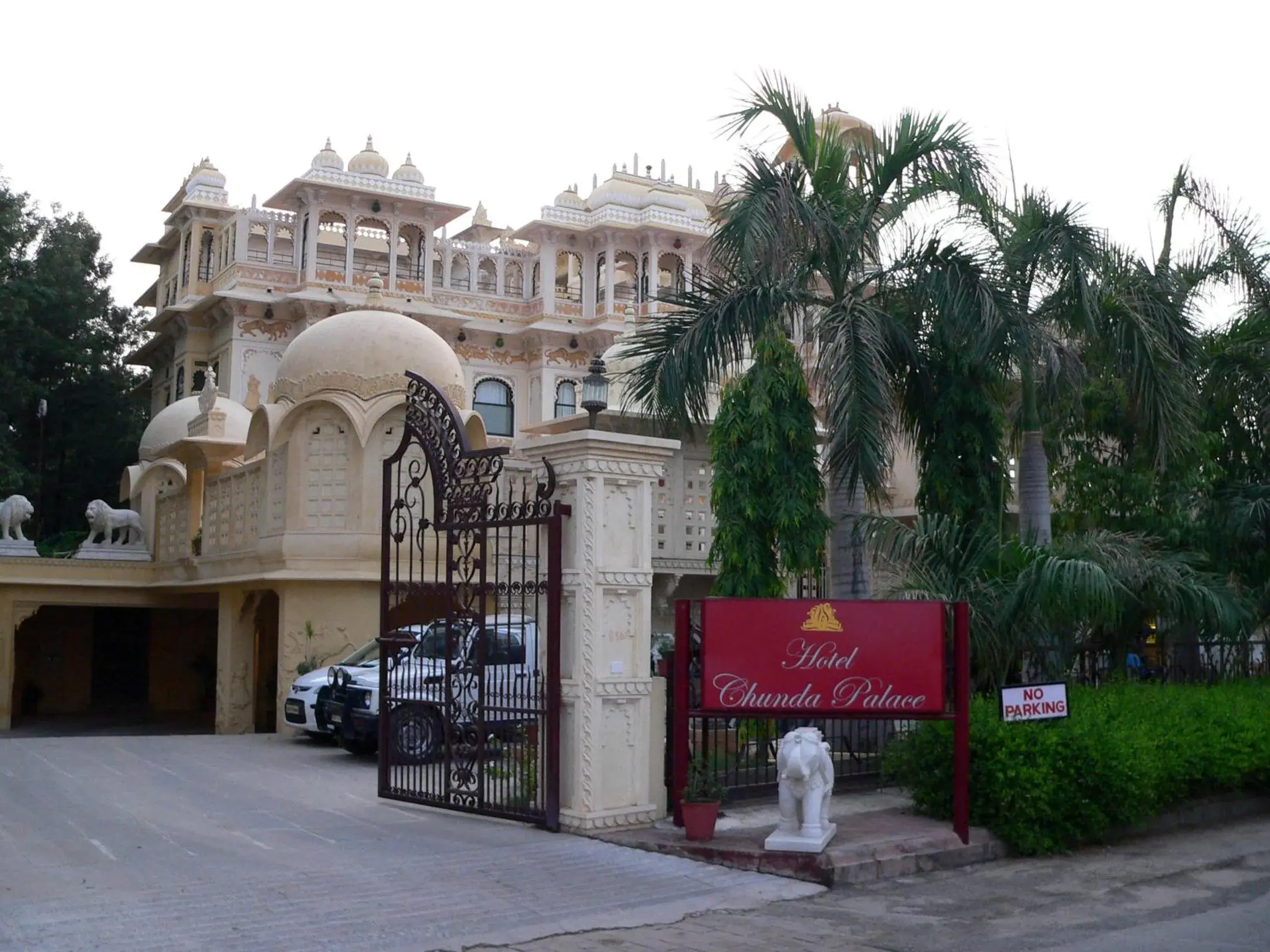 Facade/entrance in Chunda Palace Facade/entrance in Chunda Palace