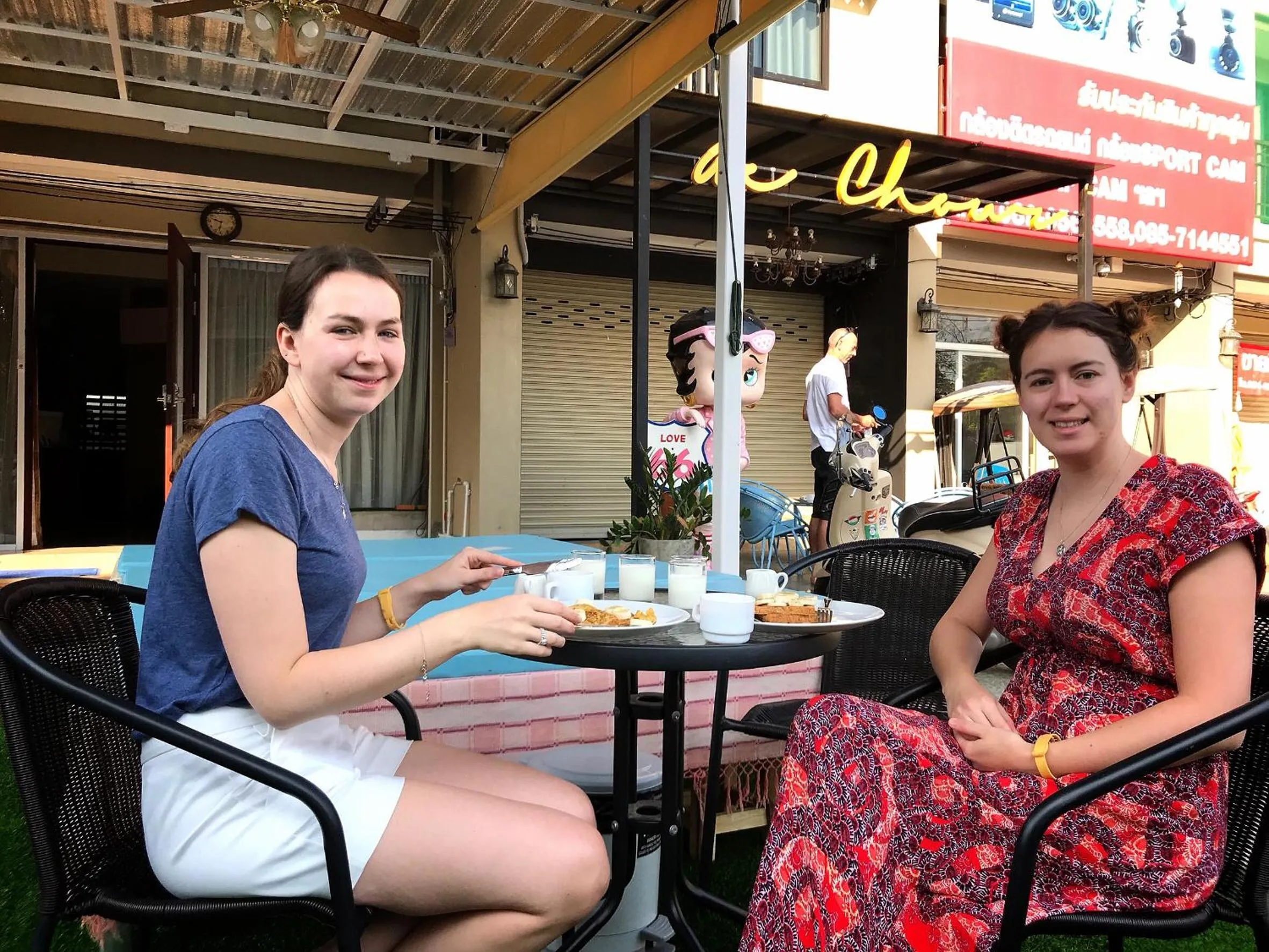 group of guests in Bann Tawan Hostel Chiang Rai