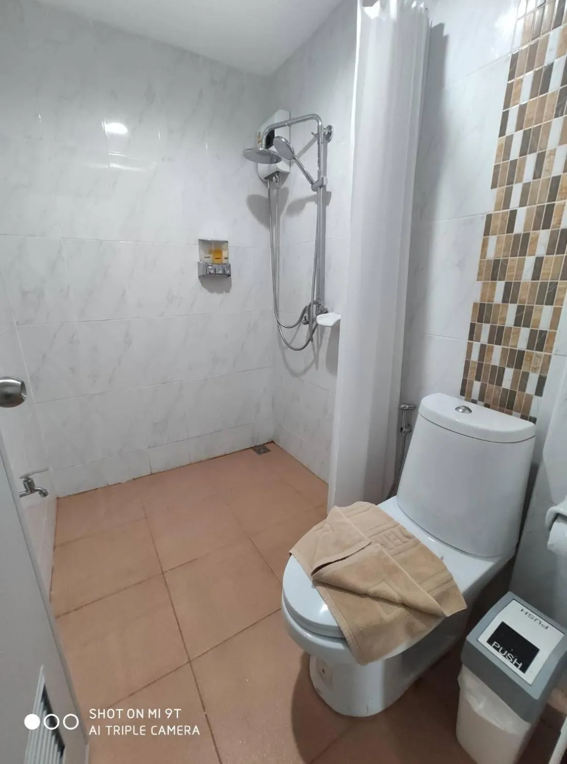 Shower in Bann Tawan Hostel Chiang Rai