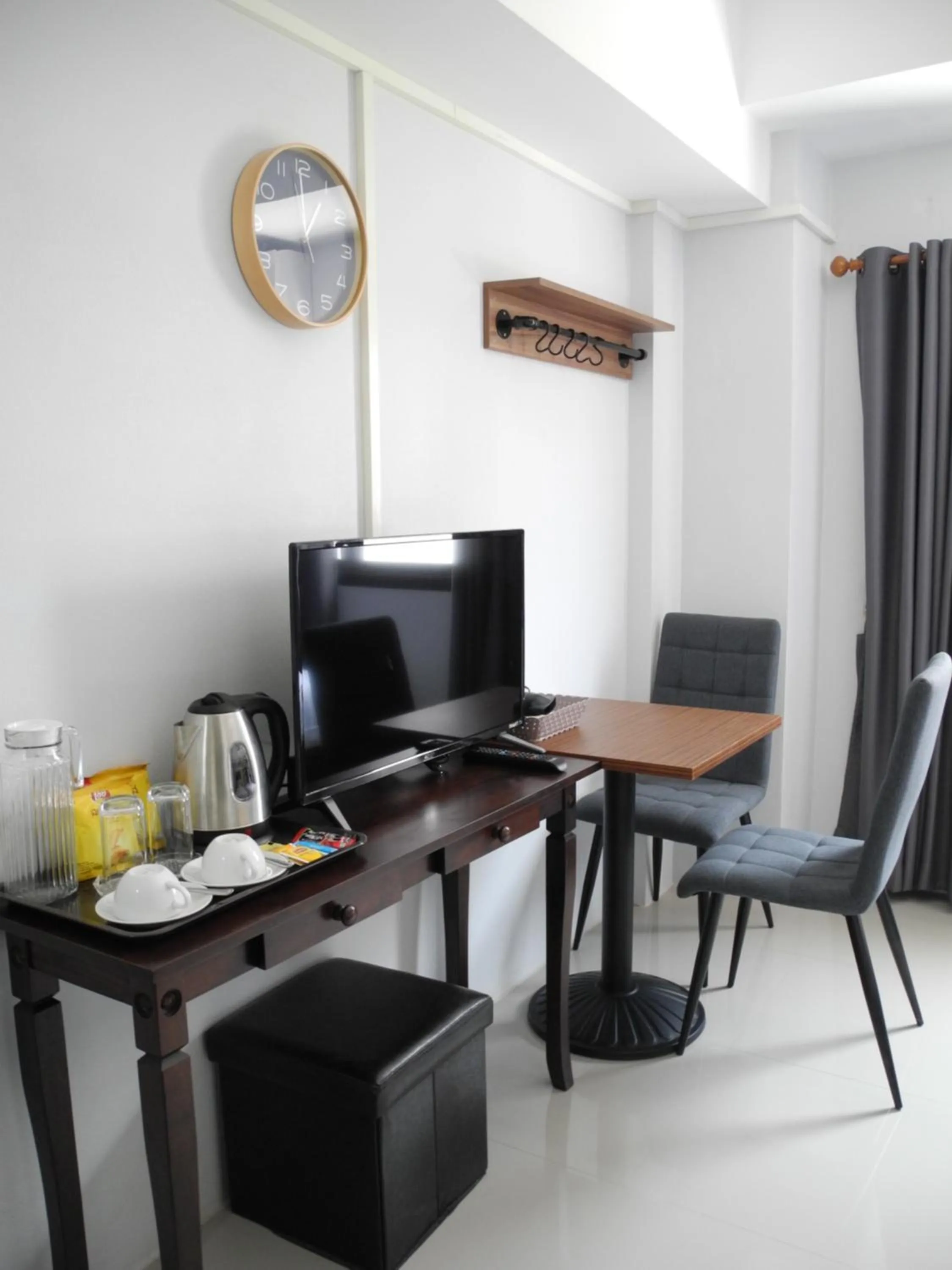 Communal lounge/ TV room in Bann Tawan Hostel Chiang Rai