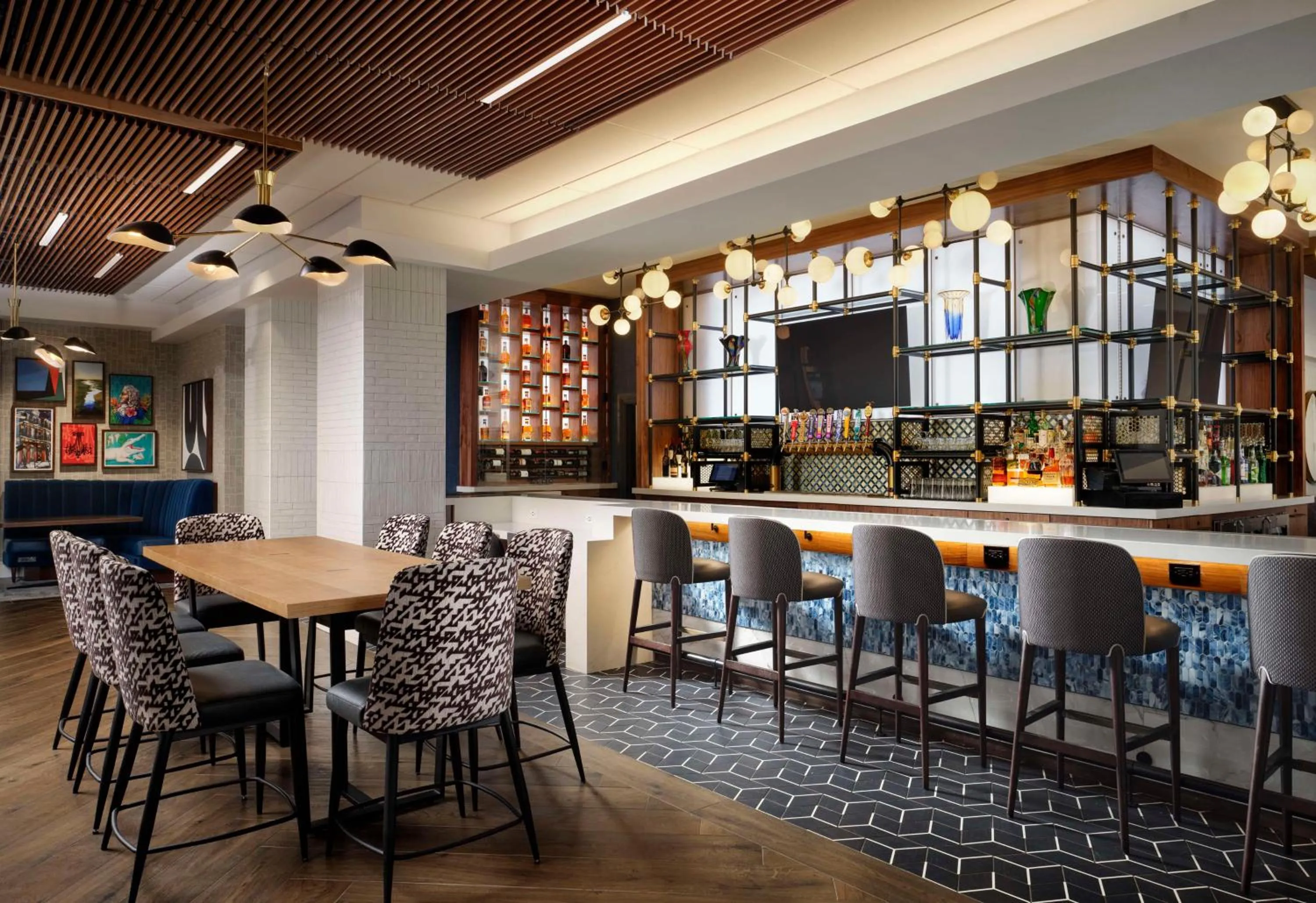 Lounge or bar in Hilton New Orleans Airport