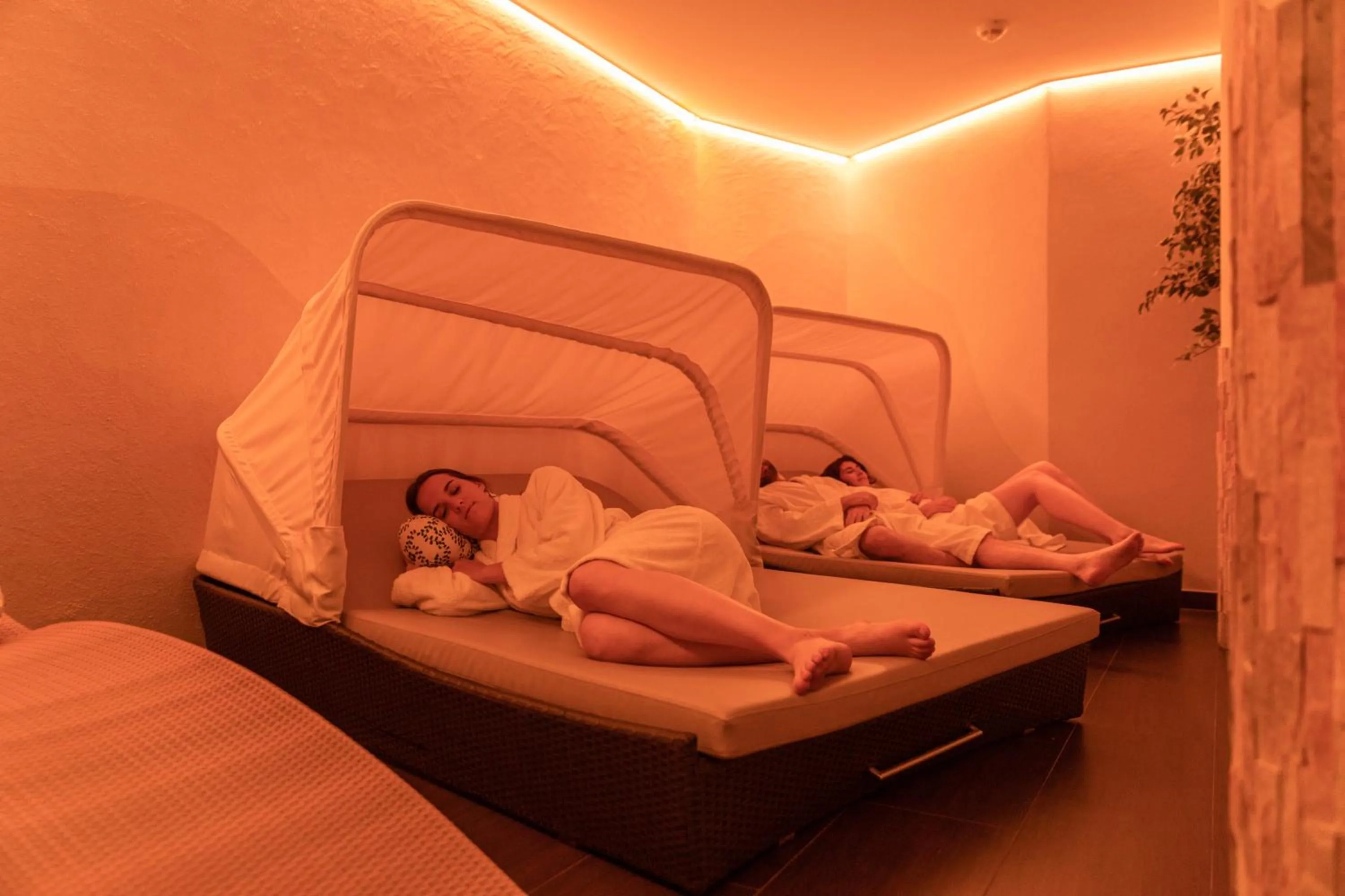 Sauna, Bed in Kräuterhotel Hochzillertal