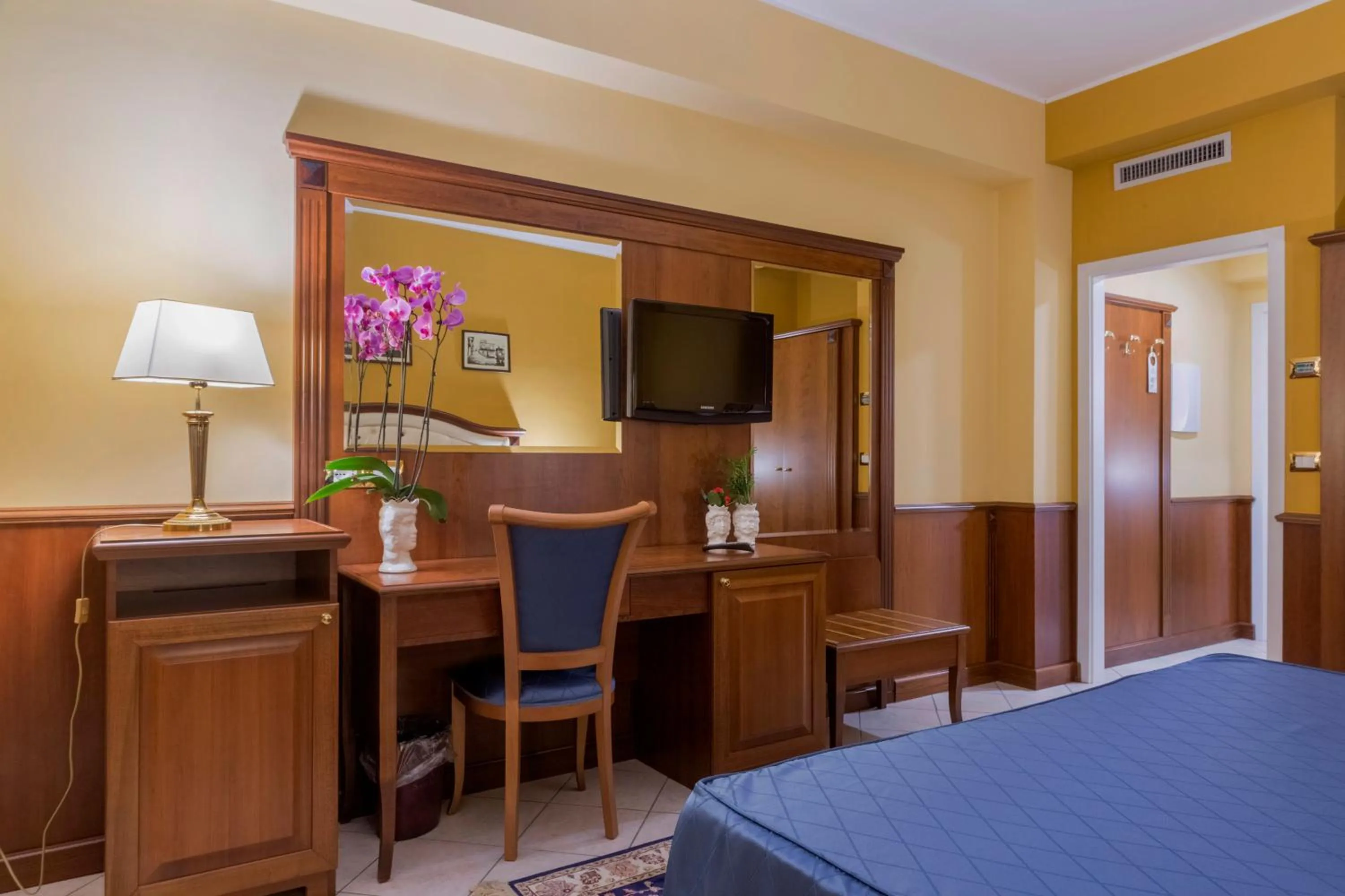 TV and multimedia, Bed in Hotel San Michele