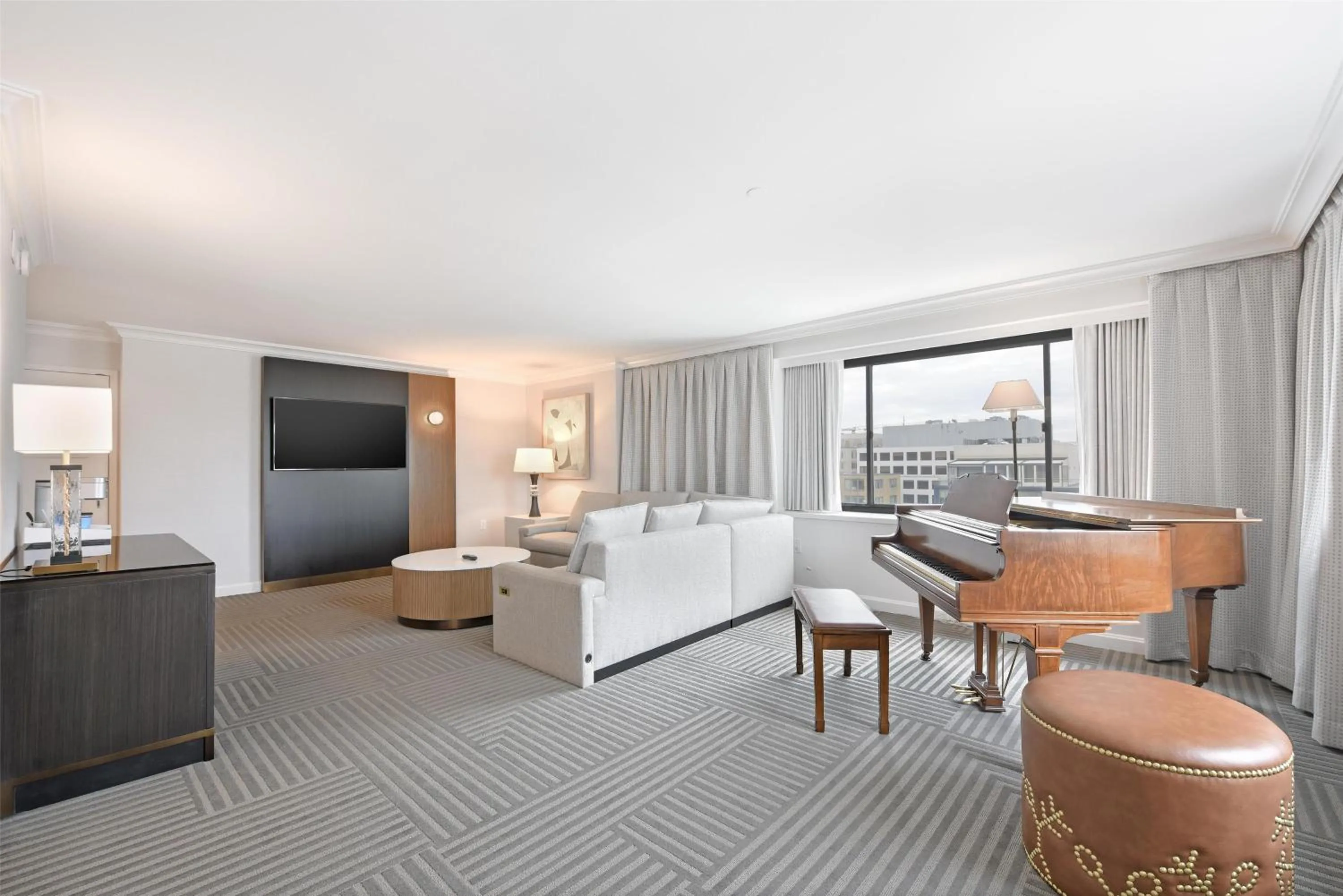 Living room, Bed in Capital Hilton