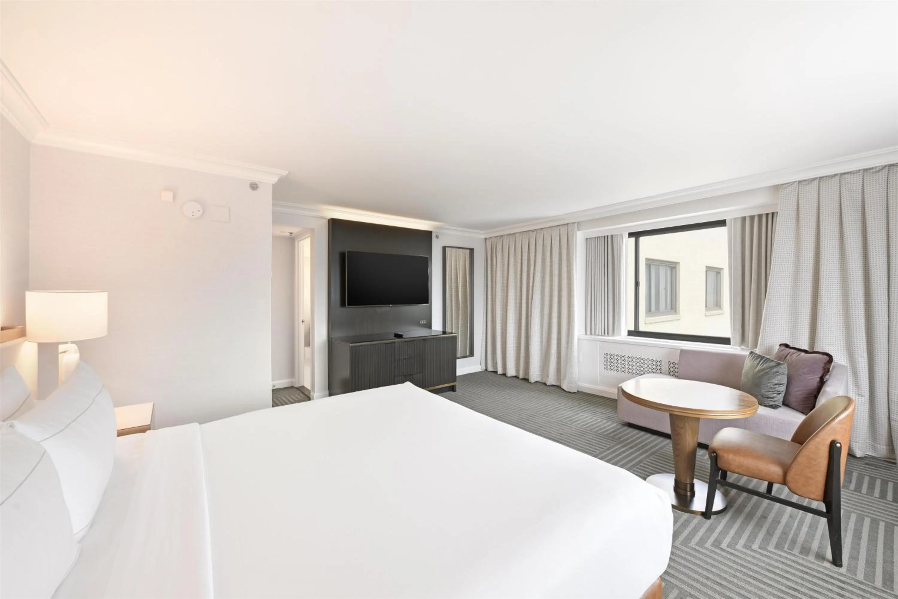 Living room, Bed in Capital Hilton