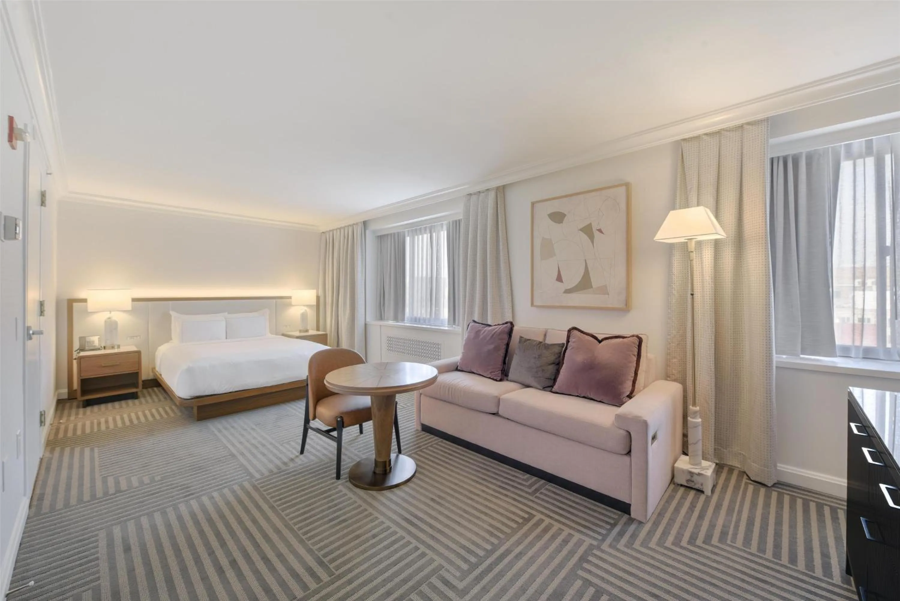 Living room, Bed in Capital Hilton