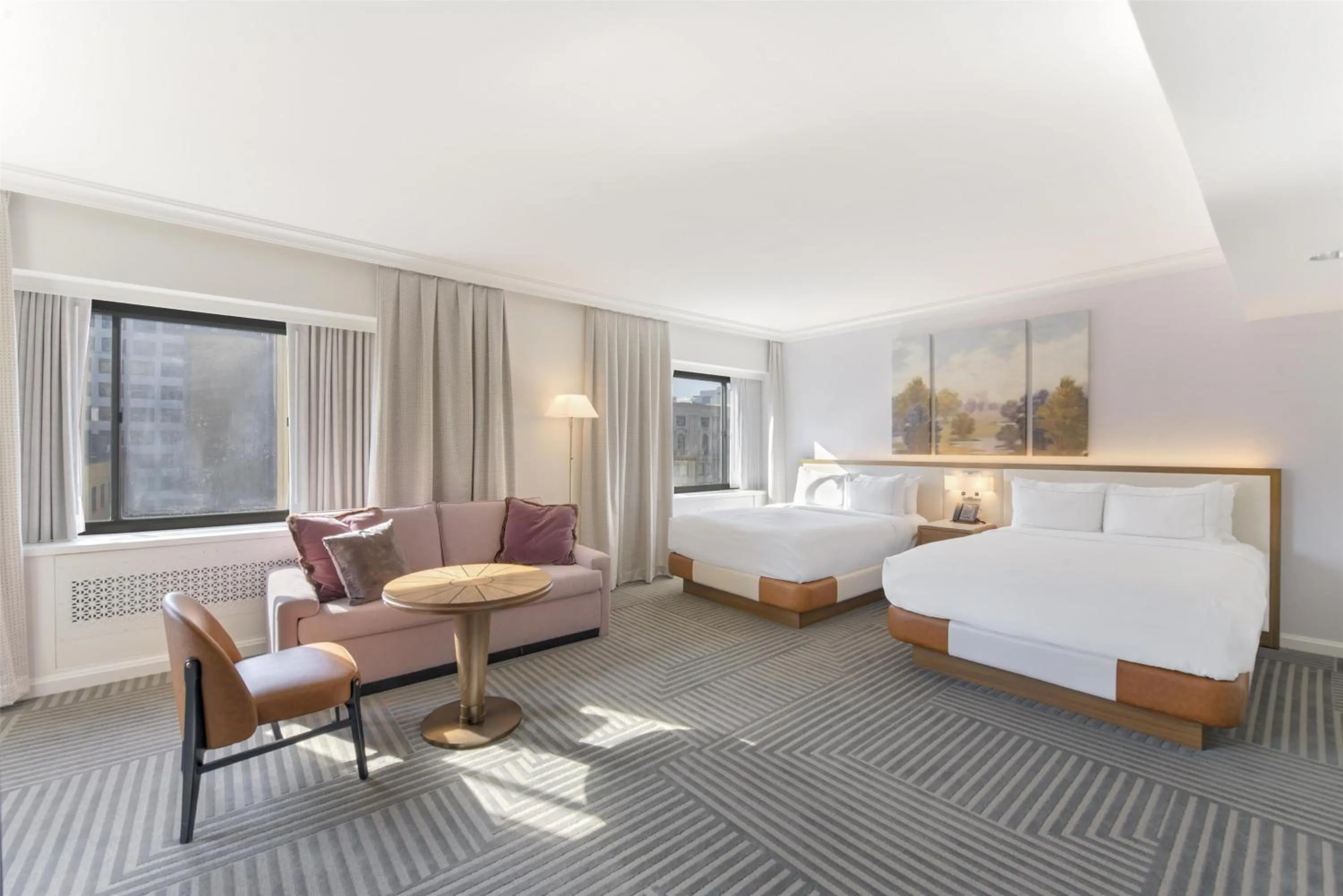 Living room, Bed in Capital Hilton