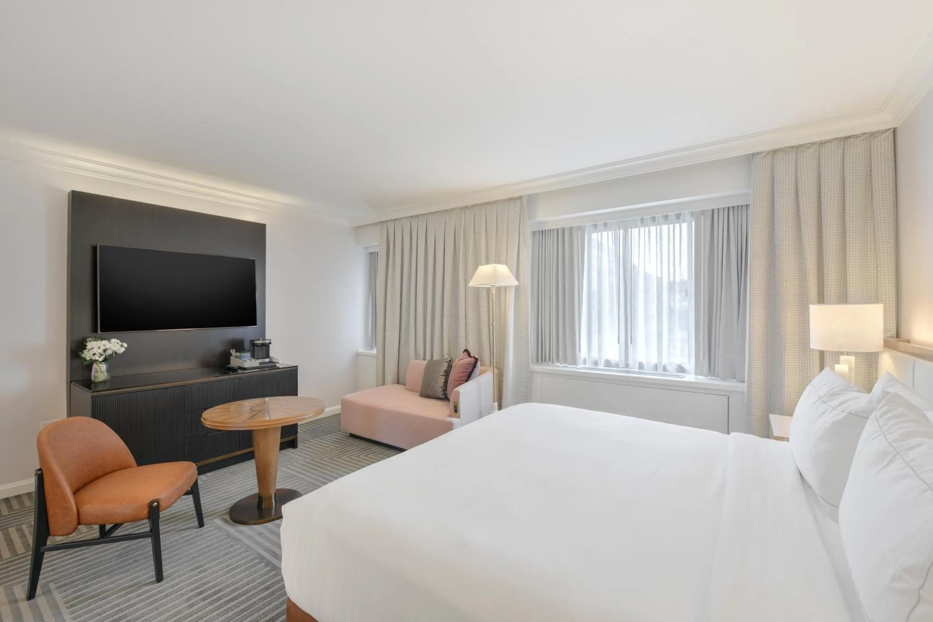 Bedroom, Bed in Capital Hilton