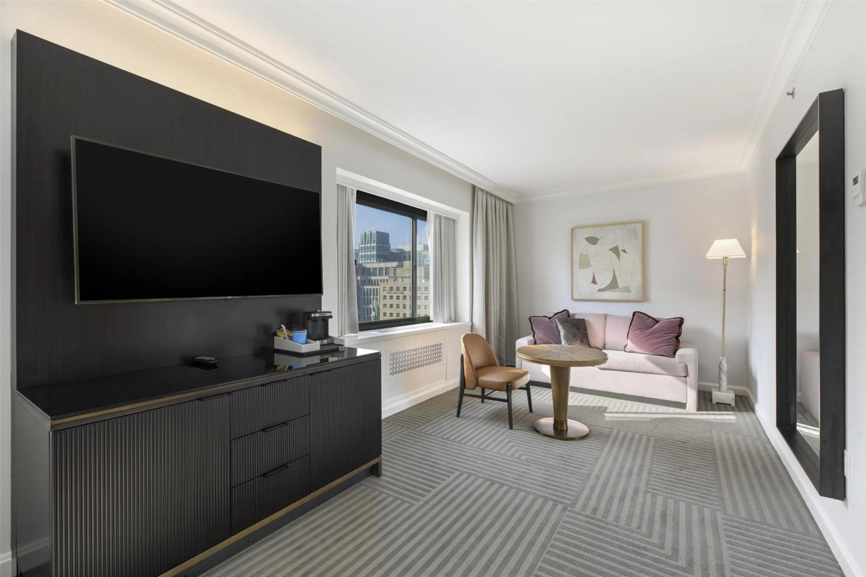 Living room, Bed in Capital Hilton