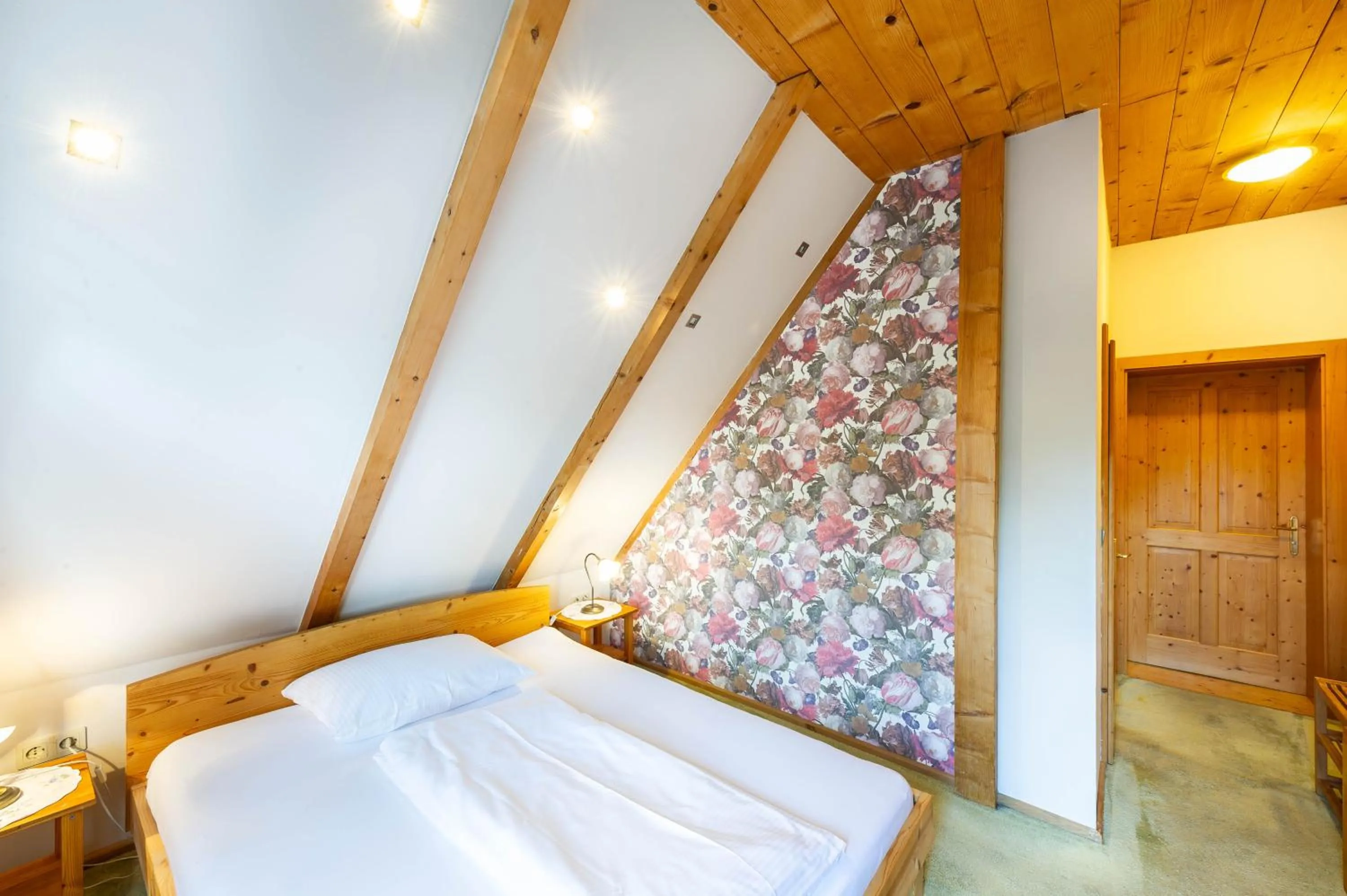 Photo of the whole room, Bed in Stoffbauer GmbH