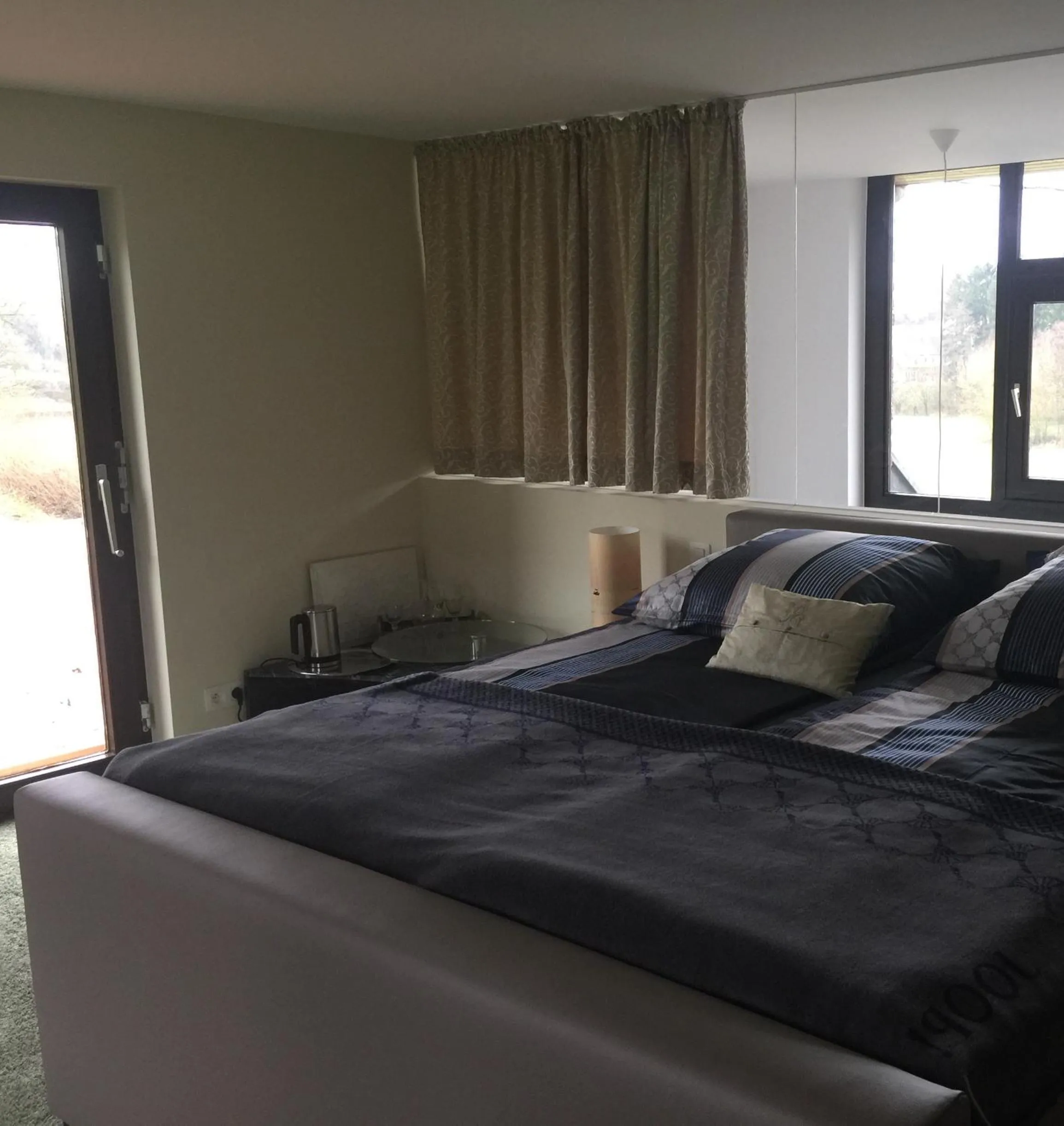 Photo of the whole room, Bed in fermette