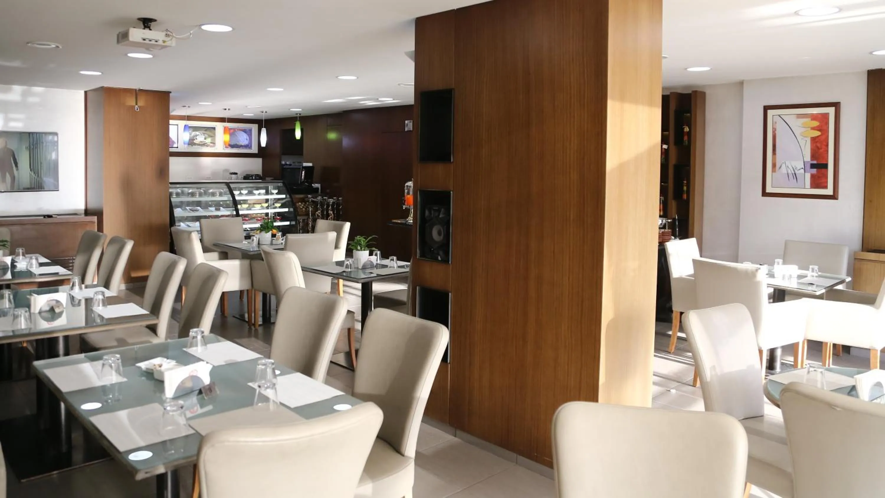 Communal lounge/ TV room in La Vida Suite