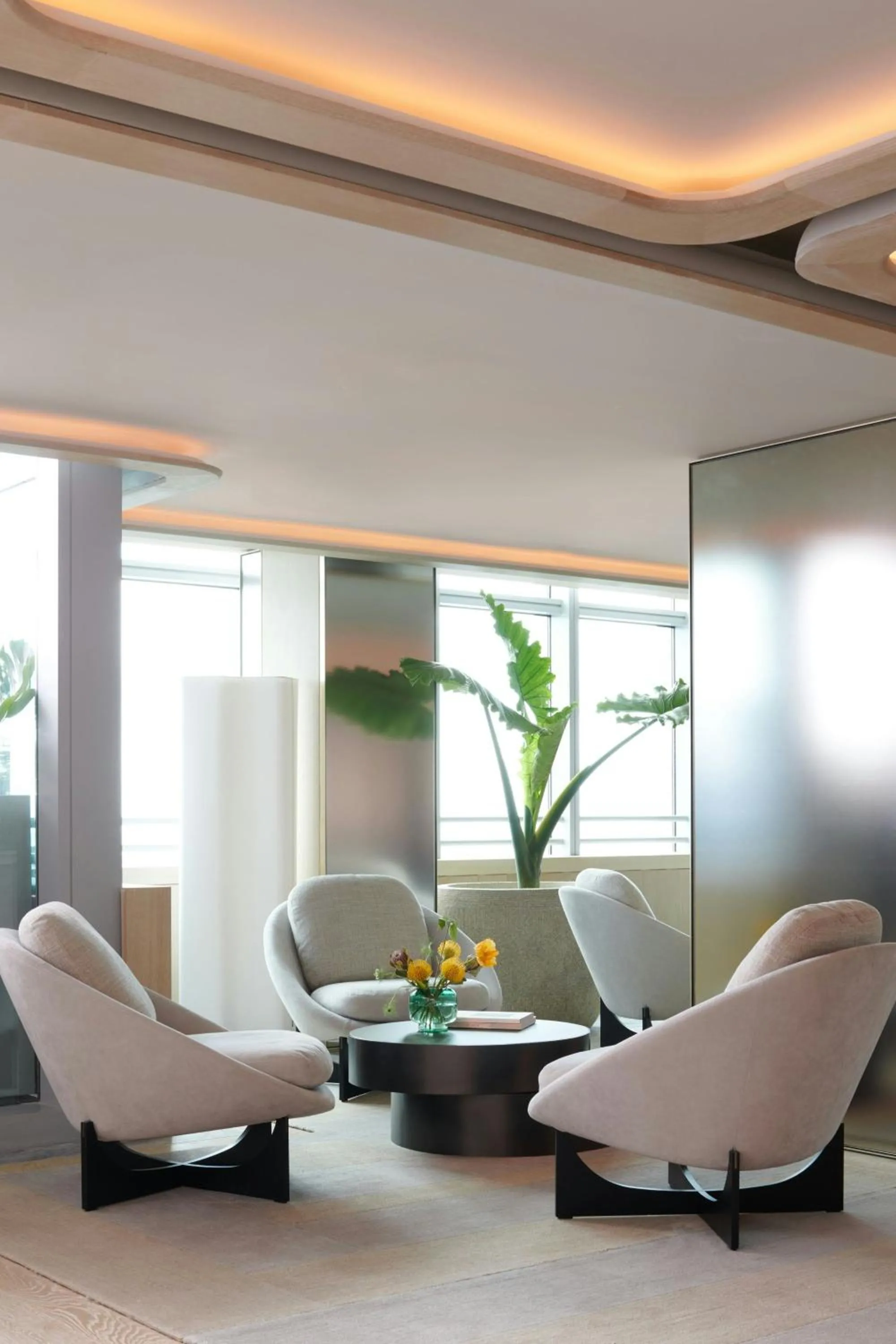 Lounge or bar in Brickell Arch, a Luxury Collection Hotel, Miami