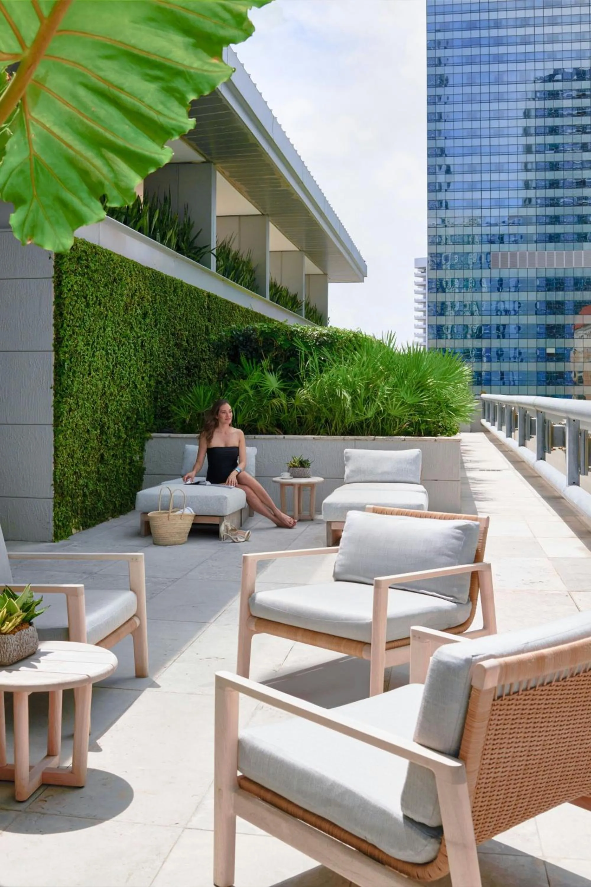 Lounge or bar in Brickell Arch, a Luxury Collection Hotel, Miami