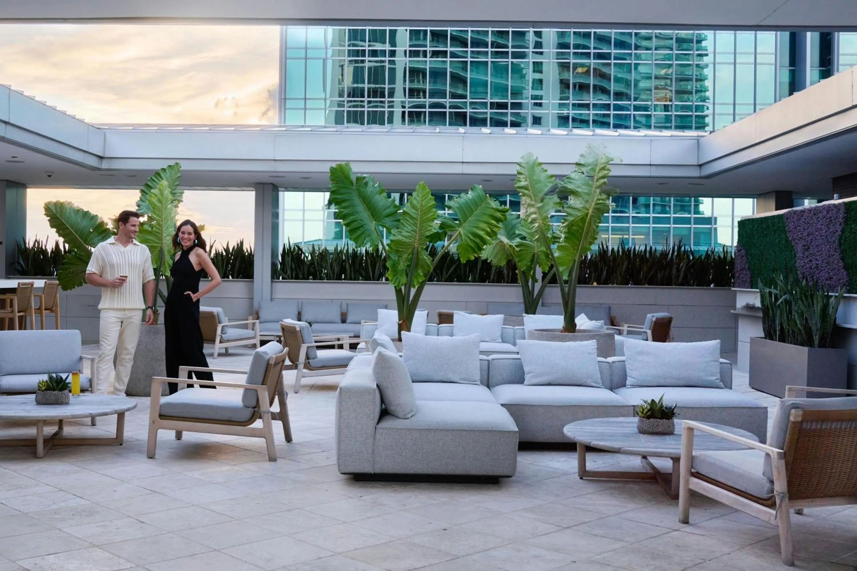 Lounge or bar in Brickell Arch, a Luxury Collection Hotel, Miami