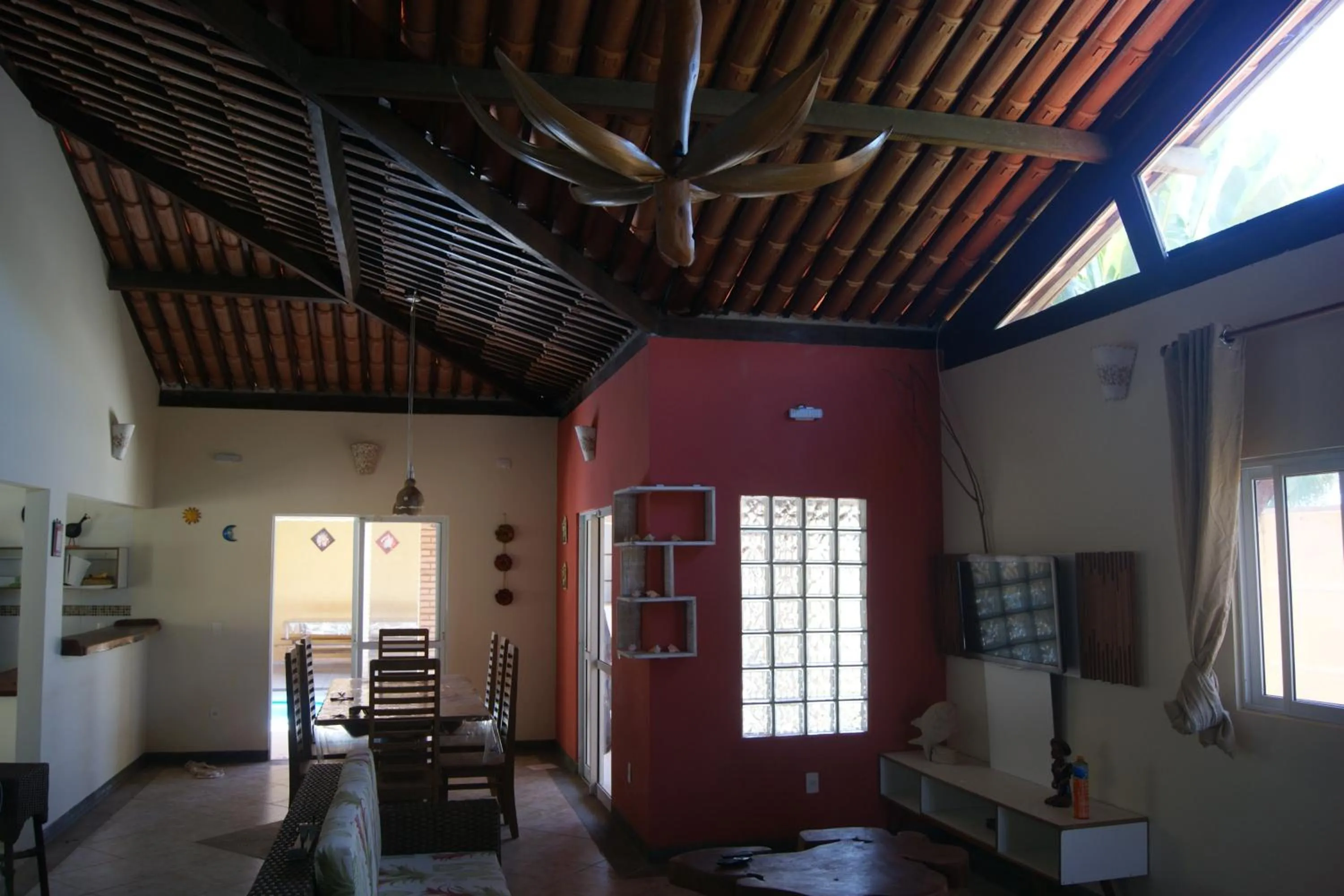 Communal lounge/ TV room in Seu Lar em Milagres