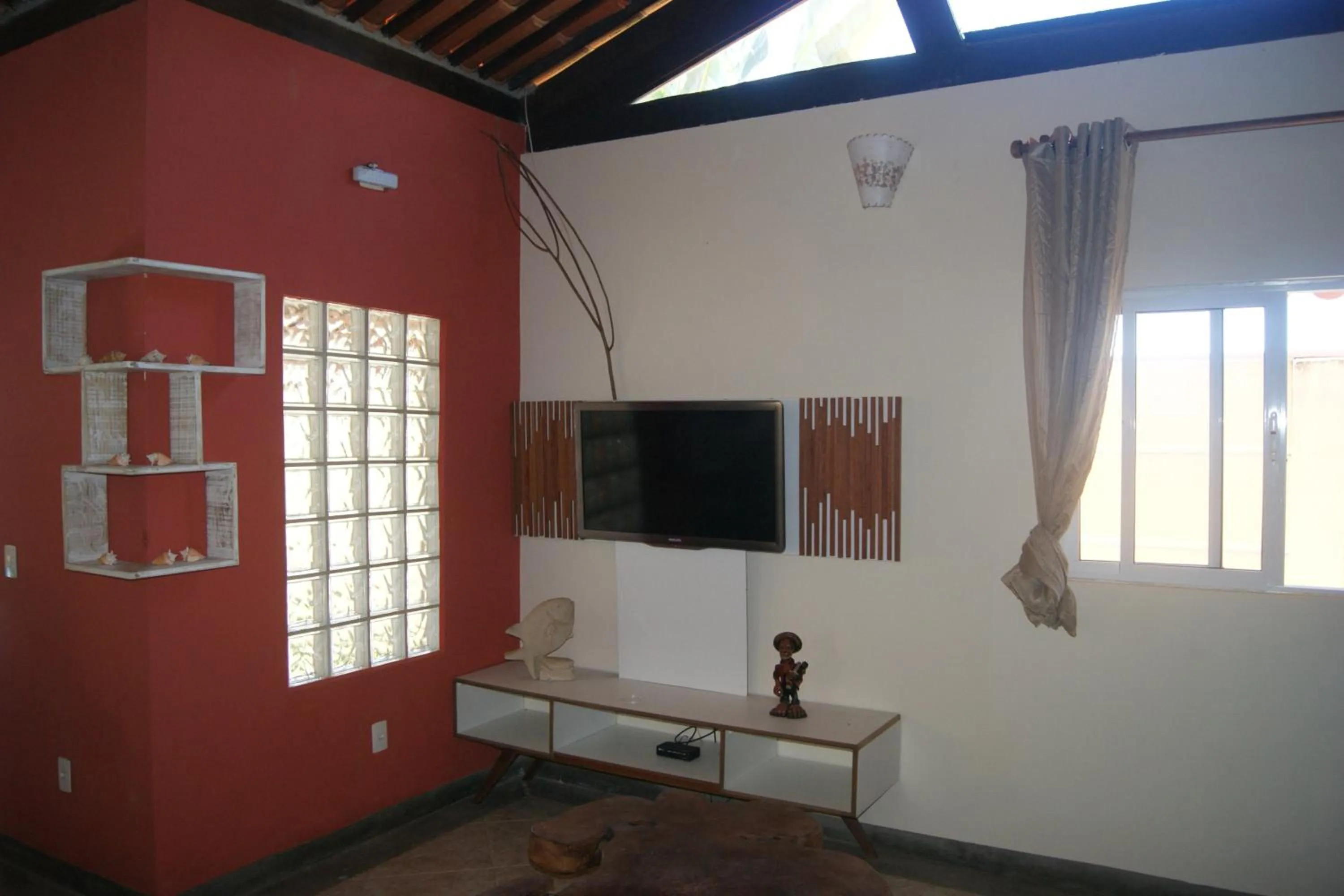 Communal lounge/ TV room in Seu Lar em Milagres