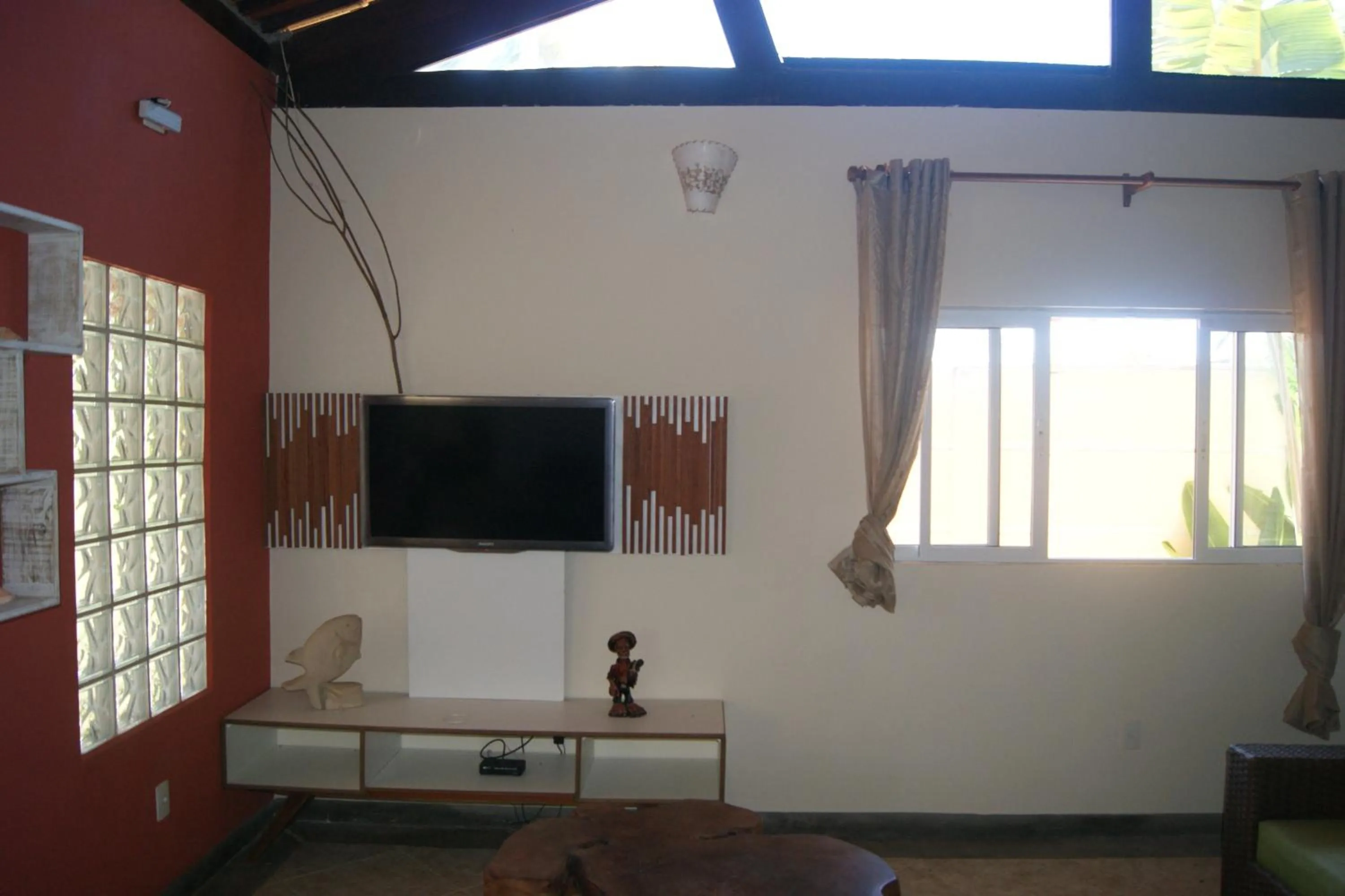Communal lounge/ TV room in Seu Lar em Milagres